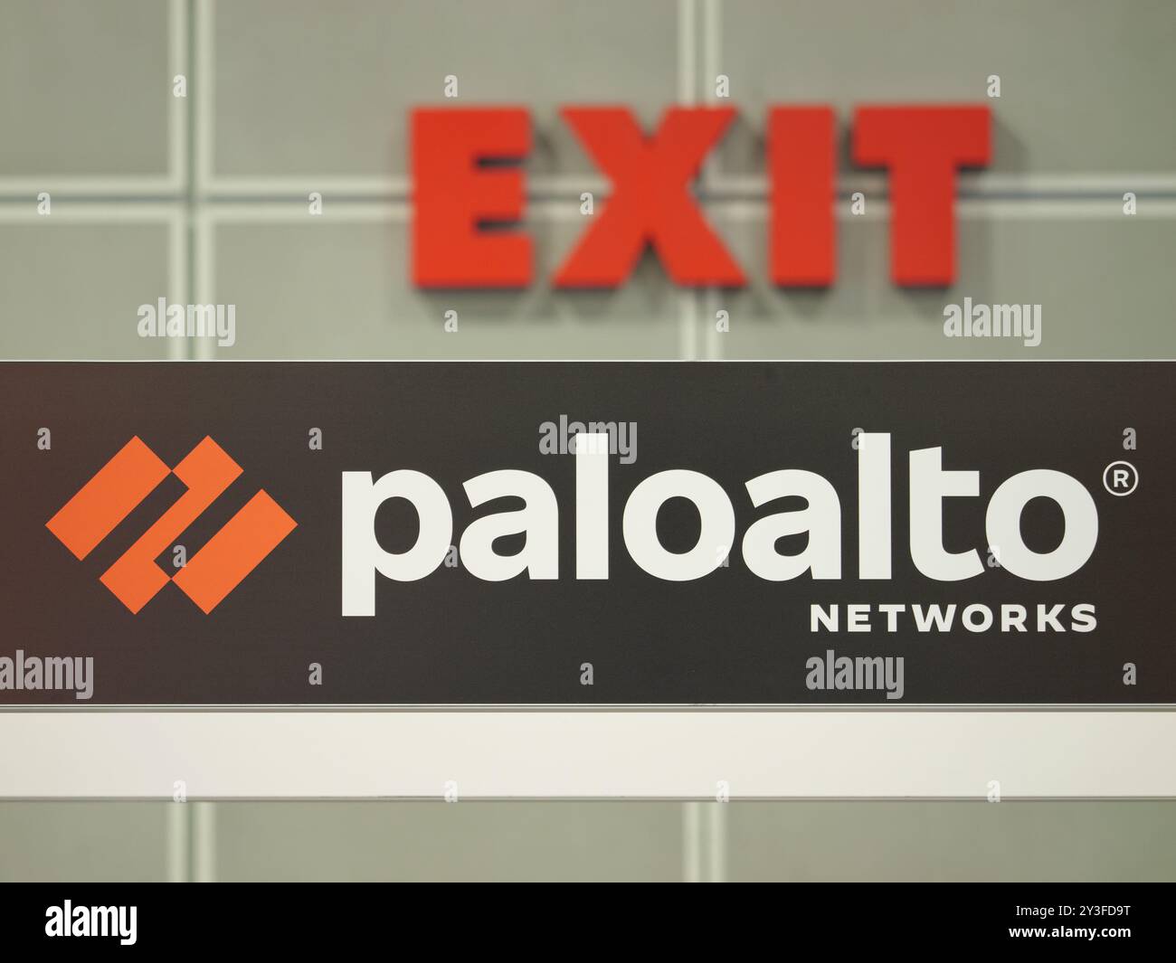 LOS ANGELES, CA - 22 maggio 2024: Logo Palo alto Network con cartello rosso di uscita dietro di esso all'AWS Summit nel Los Angeles Convention Center Foto Stock