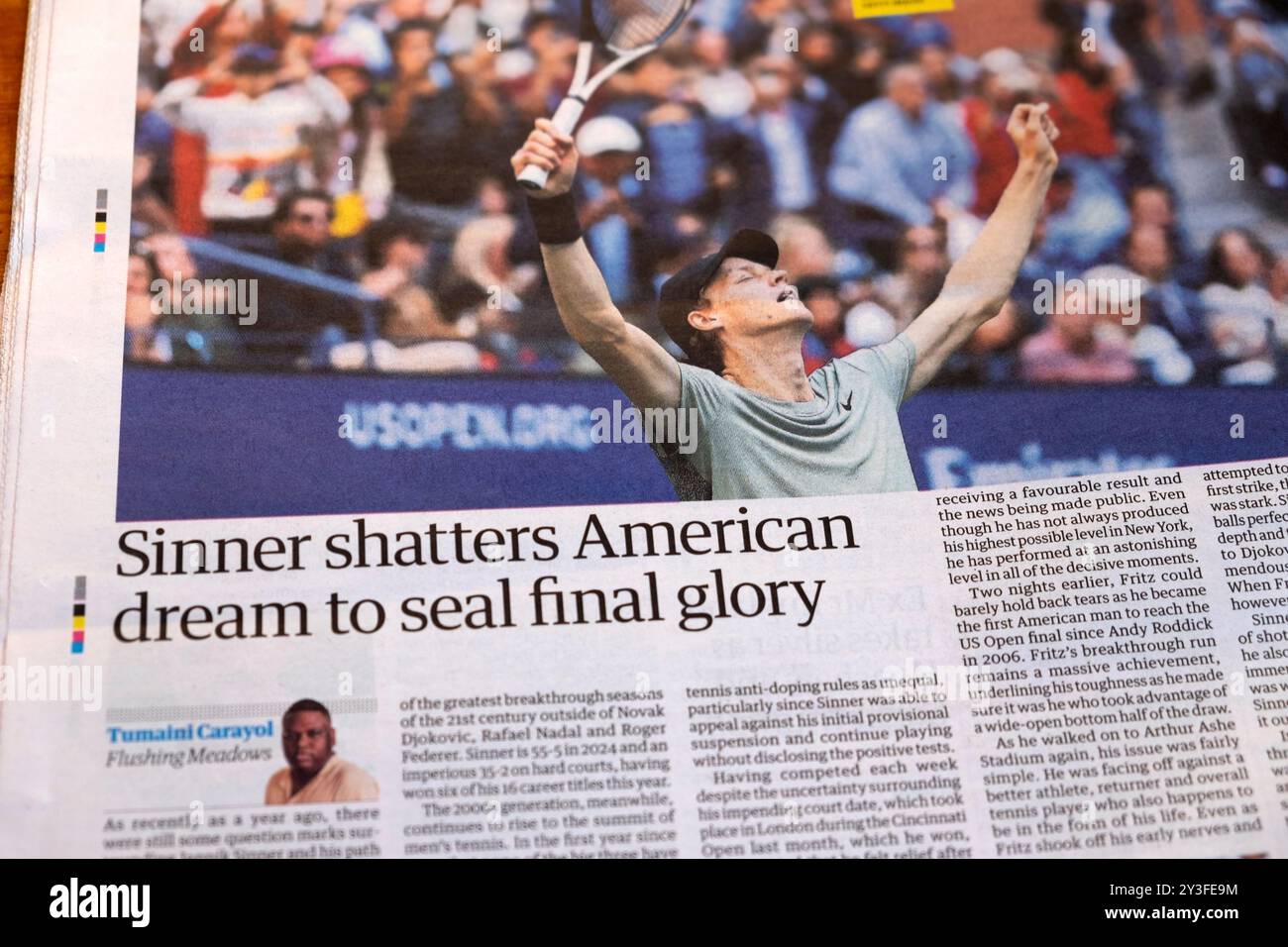 Il tennista italiano Jannik "Sinner distrugge il sogno americano di sigillare la gloria finale" testata del quotidiano The Guardian US Open article 8 settembre 2024 Londra Foto Stock