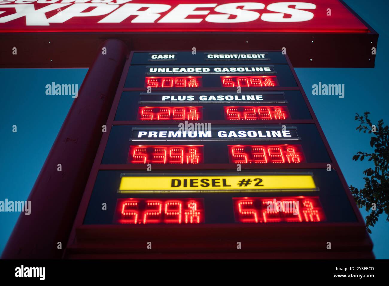 LOS ANGELES - 9 aprile 2024: Prezzi alti della benzina visualizzati all'aperto al distributore Speedway Express Foto Stock