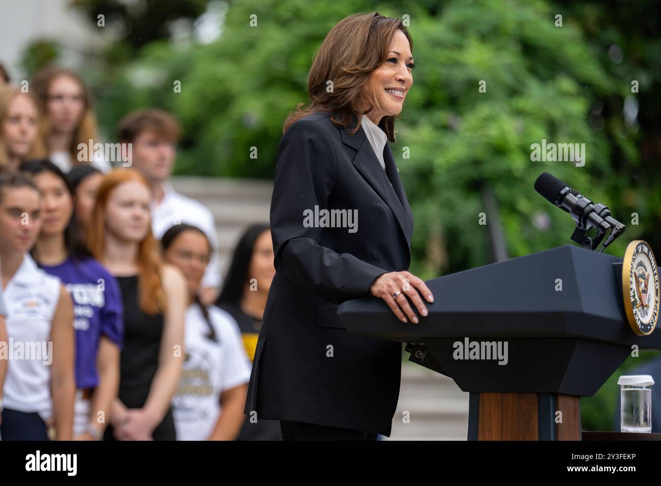 Il vicepresidente Kamala Harris fa osservazioni in occasione di un evento della Casa Bianca NCAA Sports Day, lunedì 22 luglio 2024, al South Portico. (Foto ufficiale della Casa Bianca di Lawrence Jackson) Foto Stock