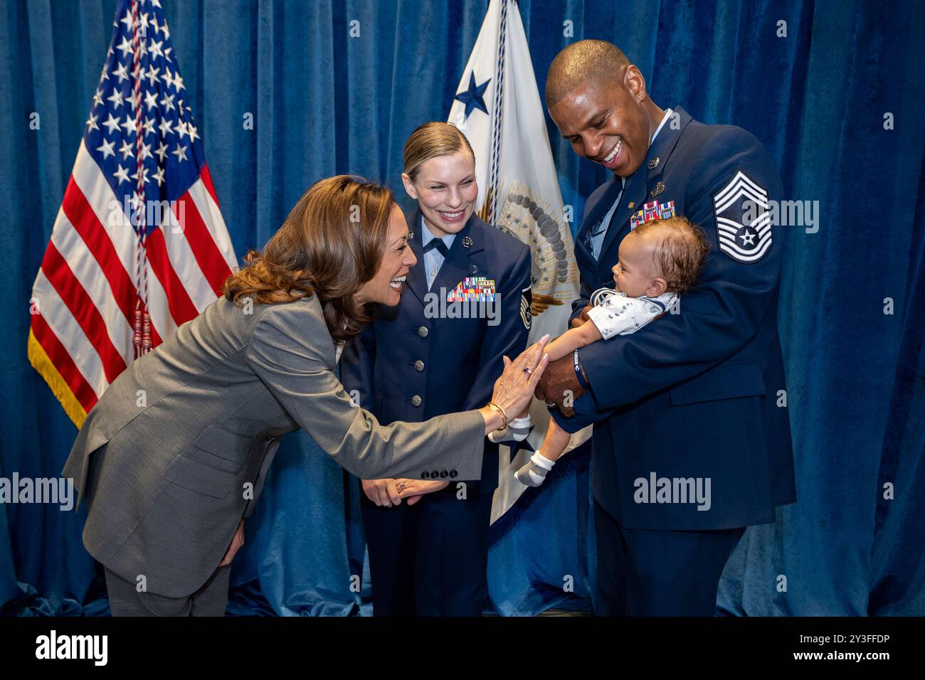 Il Vicepresidente Kamala Harris partecipa a una linea fotografica prima della cerimonia di inizio presso la U.S. Air Force Academy, giovedì 30 maggio 2024, in Colorado. (Foto ufficiale della Casa Bianca di Lawrence Jackson) Foto Stock