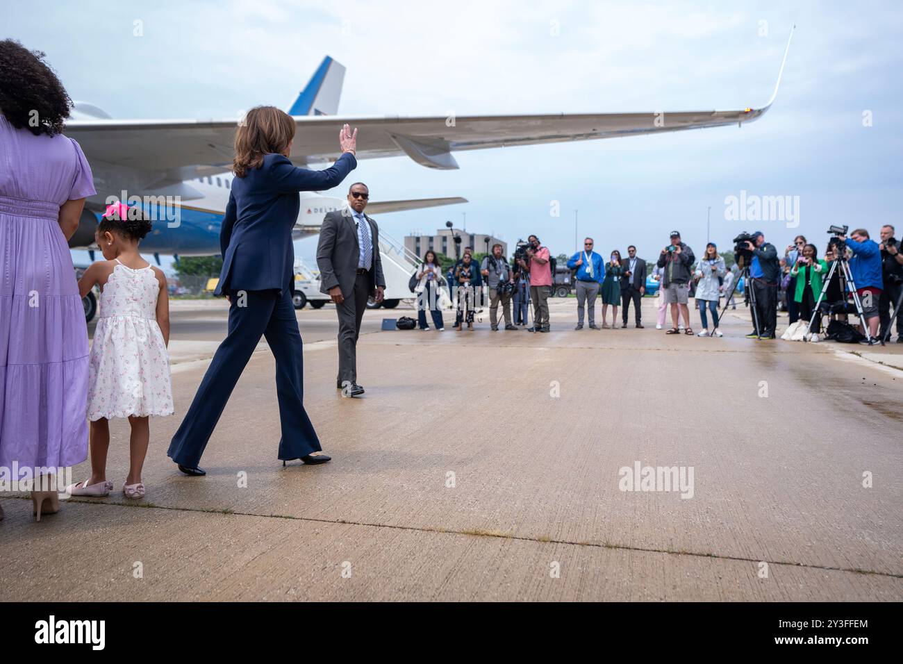 Il vicepresidente Kamala Harris parte dall'aeroporto internazionale Milwaukee Mitchell, martedì 23 luglio 2024, in viaggio verso la West Allis Central High School a West Allis, Wisconsin. (Foto ufficiale della Casa Bianca di Lawrence Jackson) Foto Stock