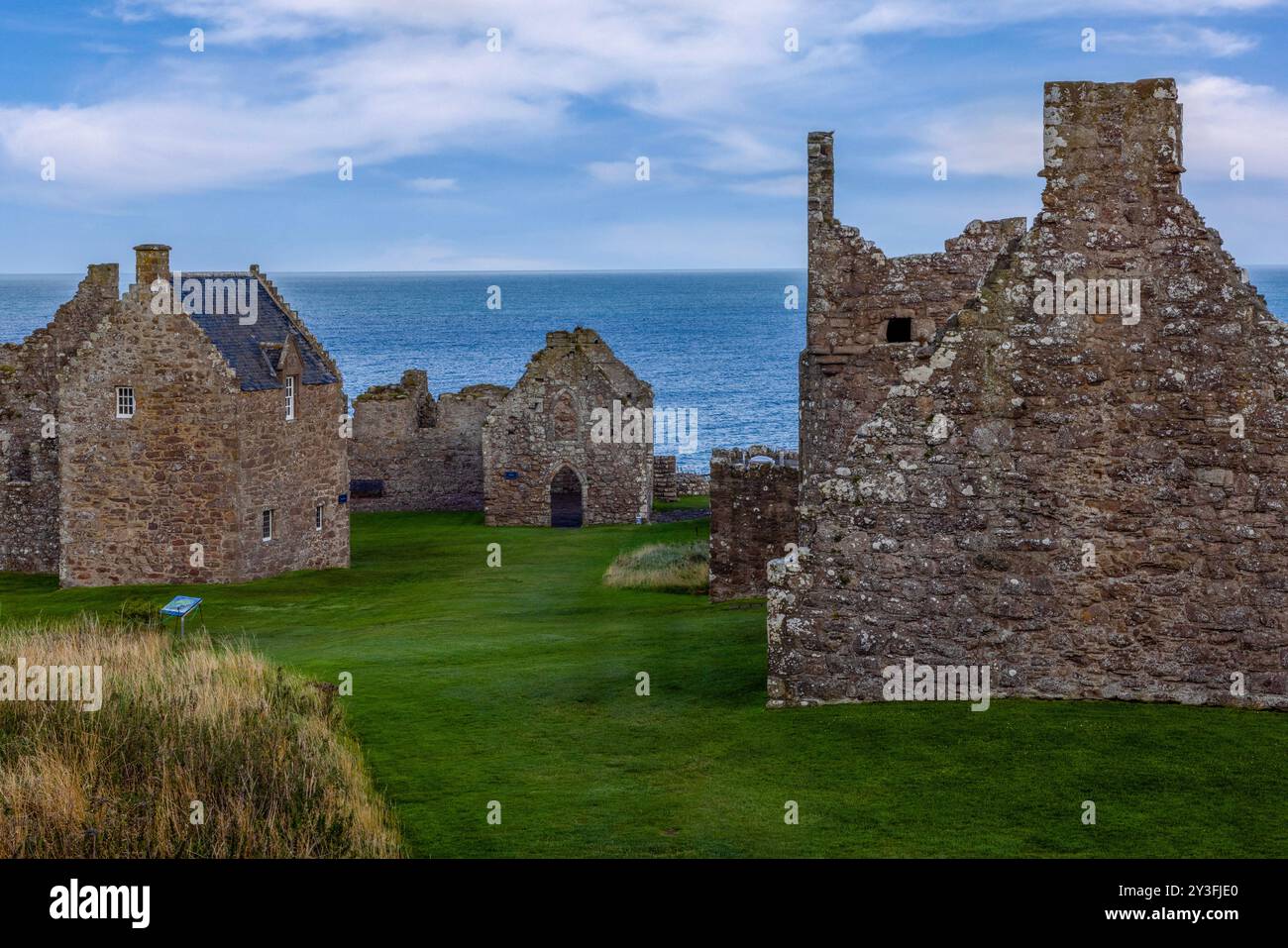 Dunnottar Castle, una fortezza storica sulle scogliere dell'Aberdeenshire, in Scozia, vicino a Stonehaven. Foto Stock