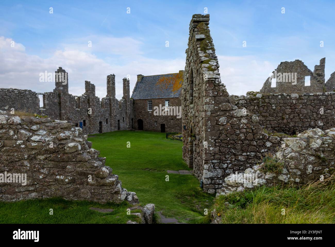 Dunnottar Castle, una fortezza storica sulle scogliere dell'Aberdeenshire, in Scozia, vicino a Stonehaven. Foto Stock