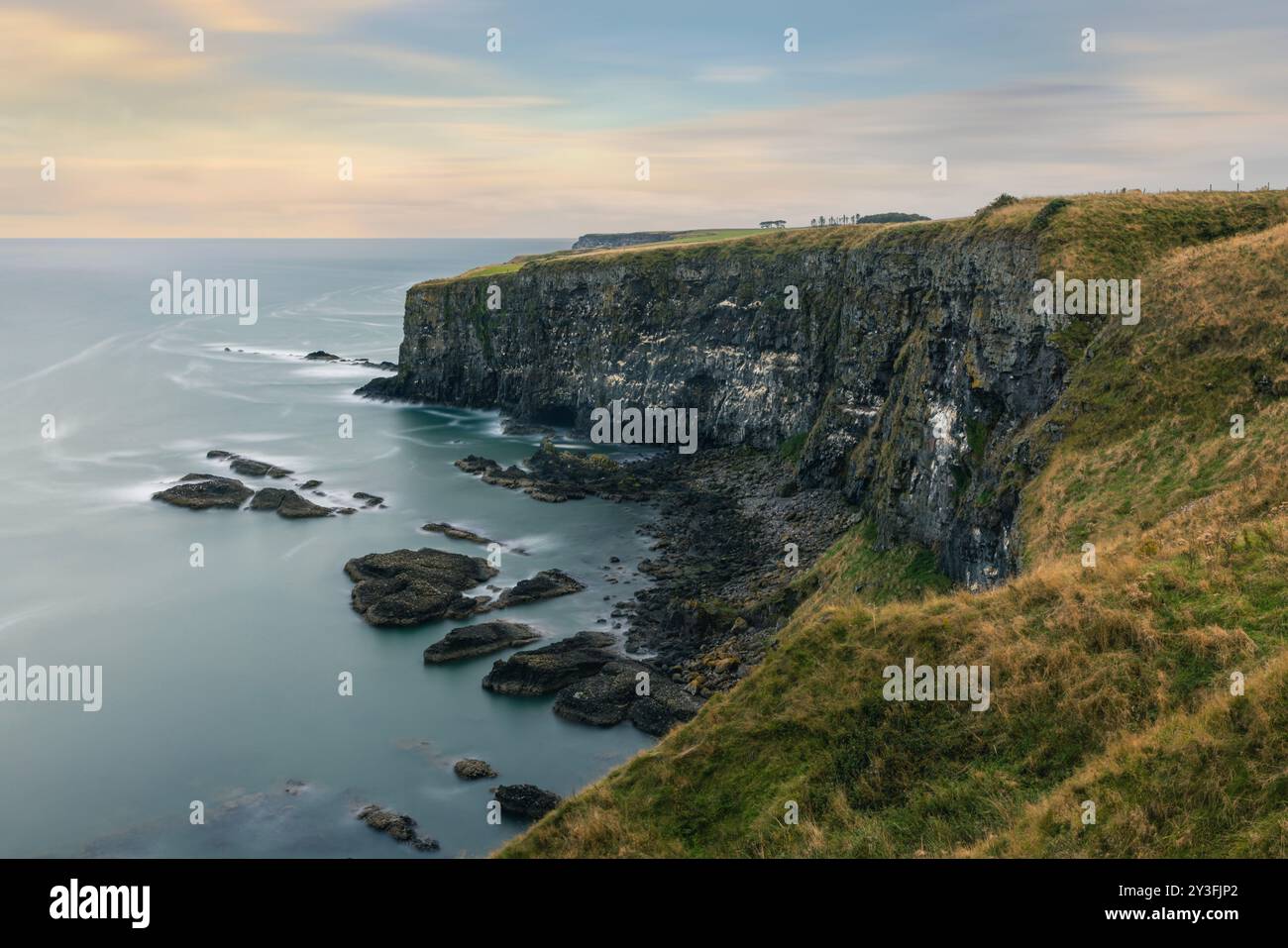 Tremuda Bay, parte della costa frastagliata vicino al castello di Dunnottar, Aberdeenshire, Scozia. Foto Stock