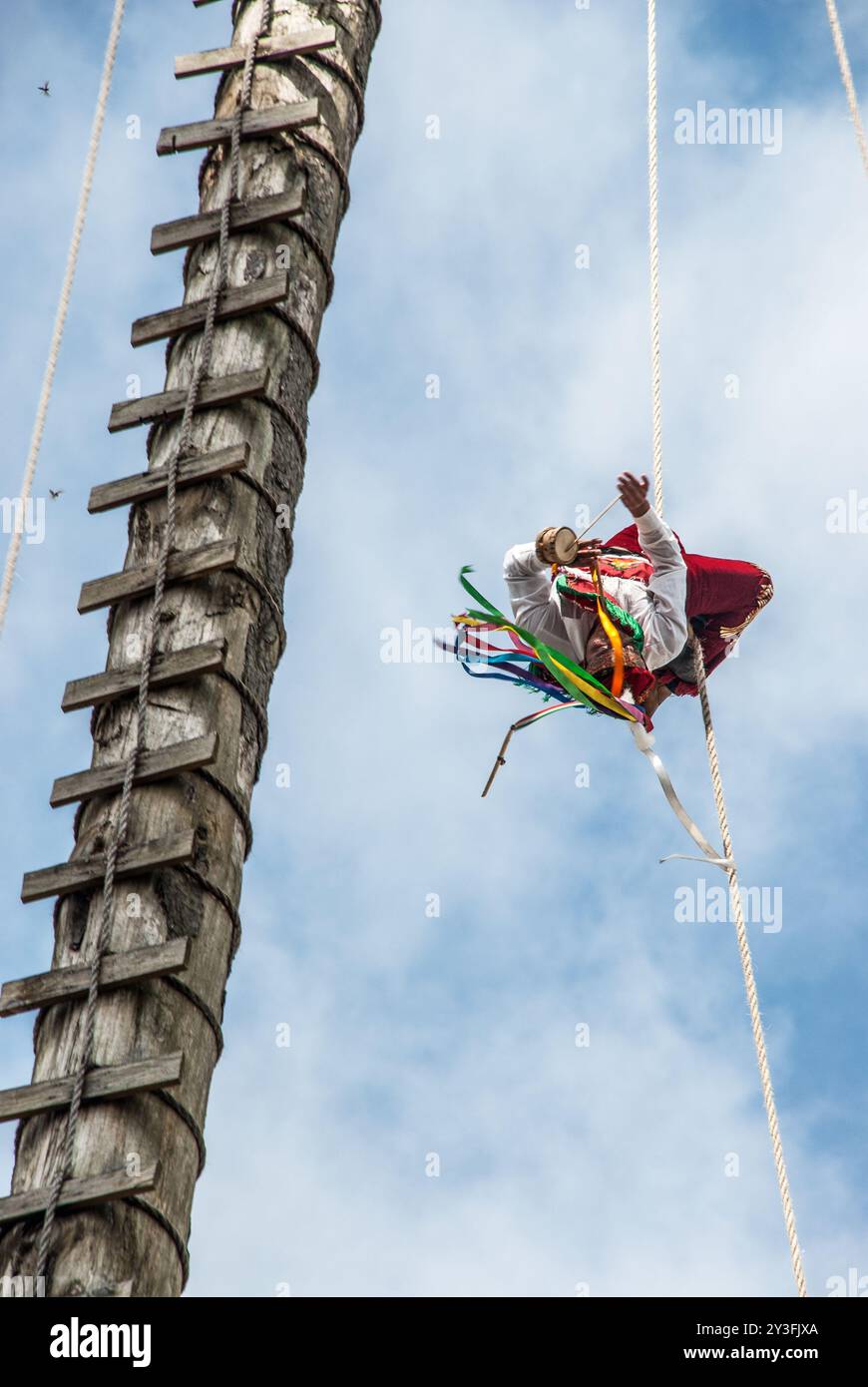 La cerimonia rituale dei voladores è una danza associata alla fertilità eseguita da vari gruppi etnici in Messico e in America centrale, in particolare Foto Stock