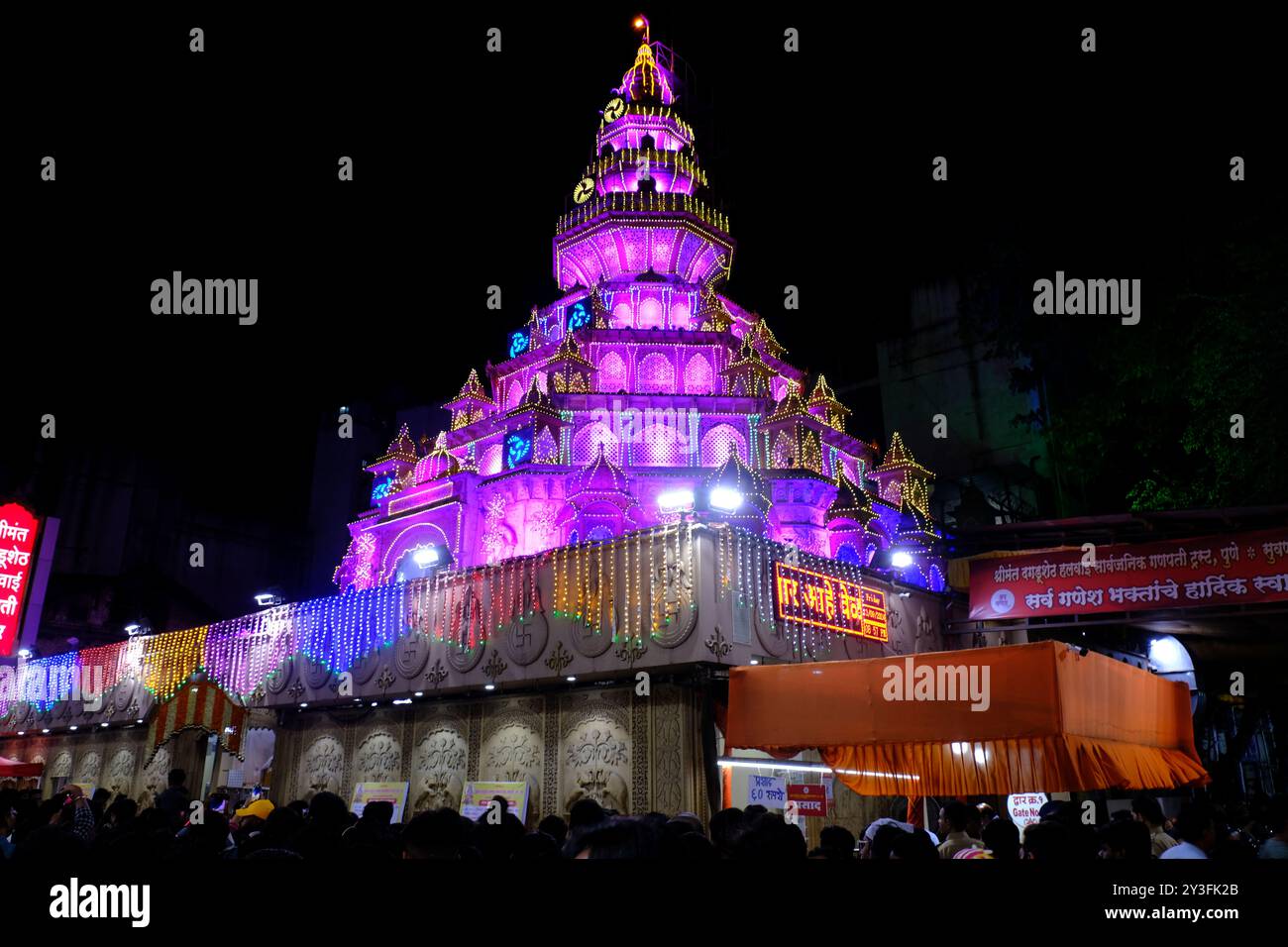 13 settembre 2024, Pune, Maharashtra, India, Un'enorme folla si riunisce per assistere alla grandiosa replica del Tempio Himachal Jatoli Shiva creata dai Dagdusheth Foto Stock