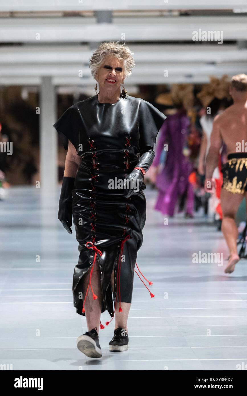 The Kensington Building, Londra, Regno Unito. 13 settembre 2024. I designer di moda sostenibili VIN + OMI hanno mostrato i loro ultimi disegni realizzati con prodotti riciclati in un evento intitolato «MOXIE» e hanno celebrato il loro ventesimo anniversario. VIN + OMI utilizzano una varietà di prodotti riciclati, tra cui gli impianti di scarico di Sandringham Estate di Re Carlo III, i rifiuti di plastica provenienti dai fornitori e i materiali di scarto recuperati da fiumi inquinati e dalla raccolta di contenitori. I modelli includevano celebrità come Dame Prue Leith Foto Stock