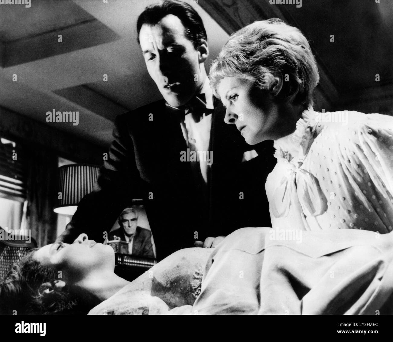 Susan Strasberg, Christopher Lee, Ann Todd, sul set del film britannico, "Taste of Fear", U.S. title: "Scream of Fear", Columbia Pictures, 1961 Foto Stock