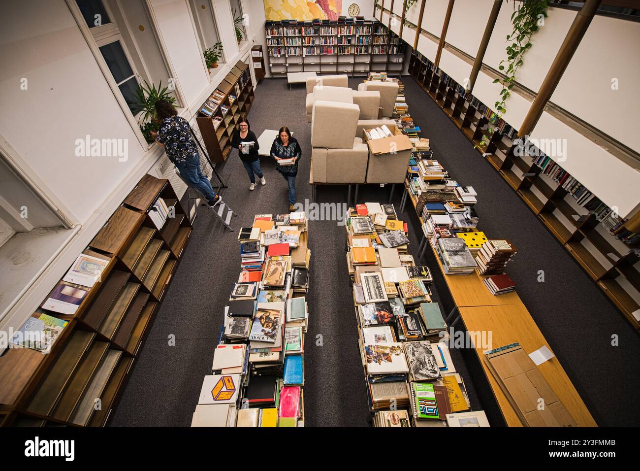 Brno, Repubblica Ceca. 13 settembre 2024. Personale, studenti della Facoltà di architettura dell'Università di tecnologia di Brno e volontari spostano documenti ed elettronica da luoghi a rischio di inondazione, a Brno, Repubblica Ceca, il 13 settembre 2024. Crediti: Patrik Uhlir/CTK Photo/Alamy Live News Foto Stock