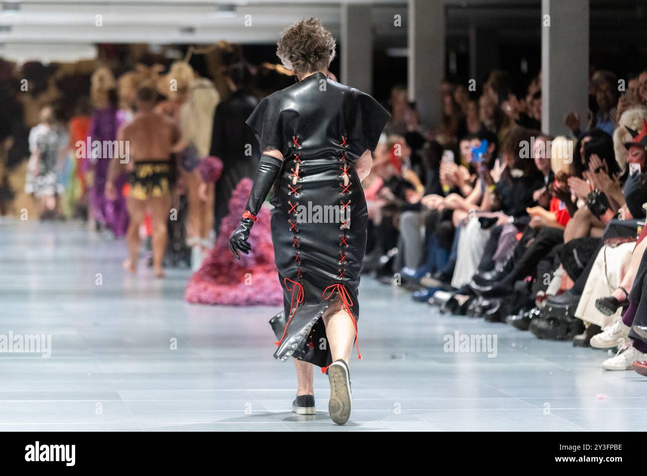 The Kensington Building, Londra, Regno Unito. 13 settembre 2024. I designer di moda sostenibili VIN + OMI hanno mostrato i loro ultimi disegni realizzati con prodotti riciclati in un evento intitolato «MOXIE» e hanno celebrato il loro ventesimo anniversario. VIN + OMI utilizzano una varietà di prodotti riciclati, tra cui gli impianti di scarico di Sandringham Estate di Re Carlo III, i rifiuti di plastica provenienti dai fornitori e i materiali di scarto recuperati da fiumi inquinati e dalla raccolta di contenitori. I modelli includevano celebrità come Dame Prue Leith Foto Stock