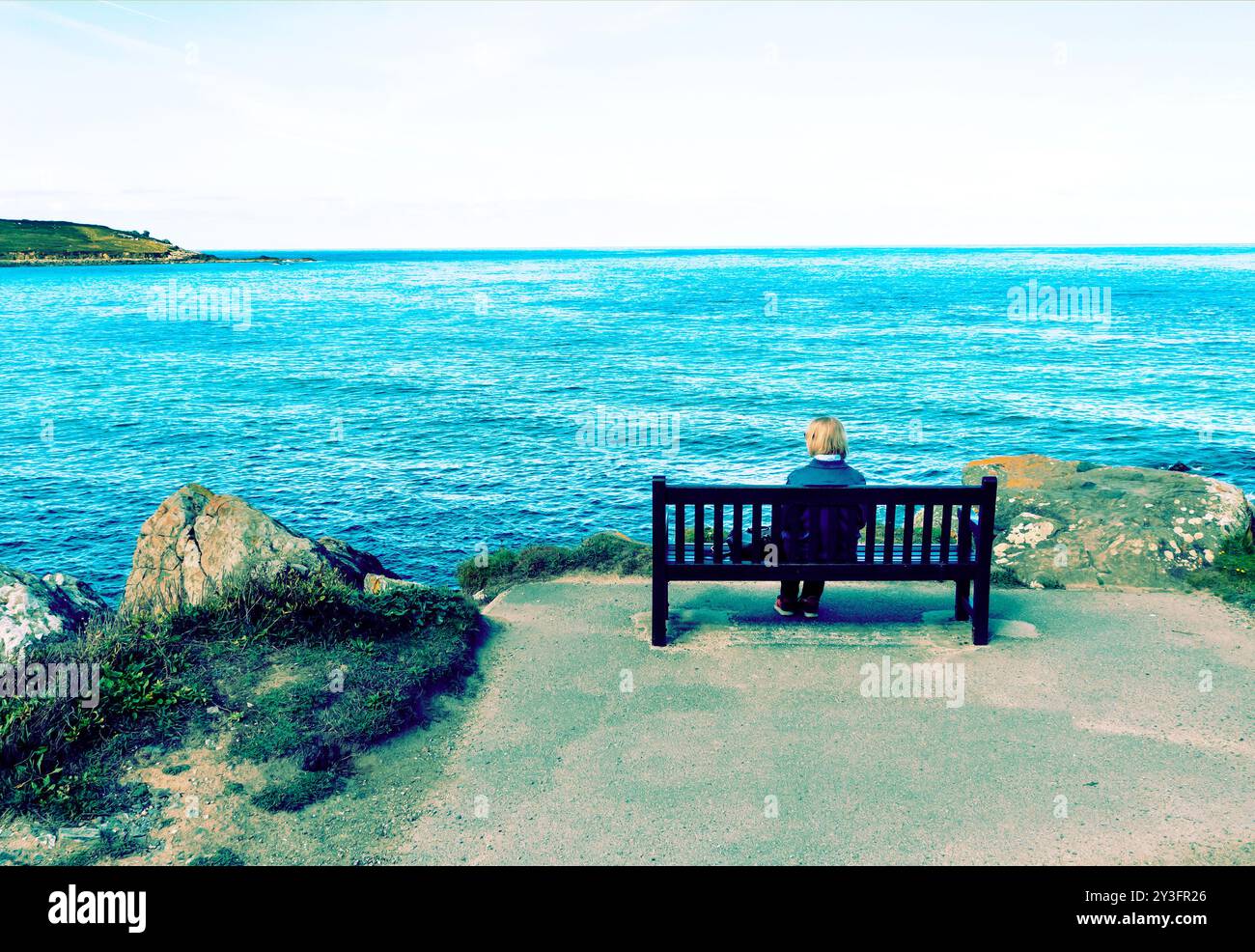 Turisti che guardano al mare a St Ives in Cornovaglia, Regno Unito Foto Stock