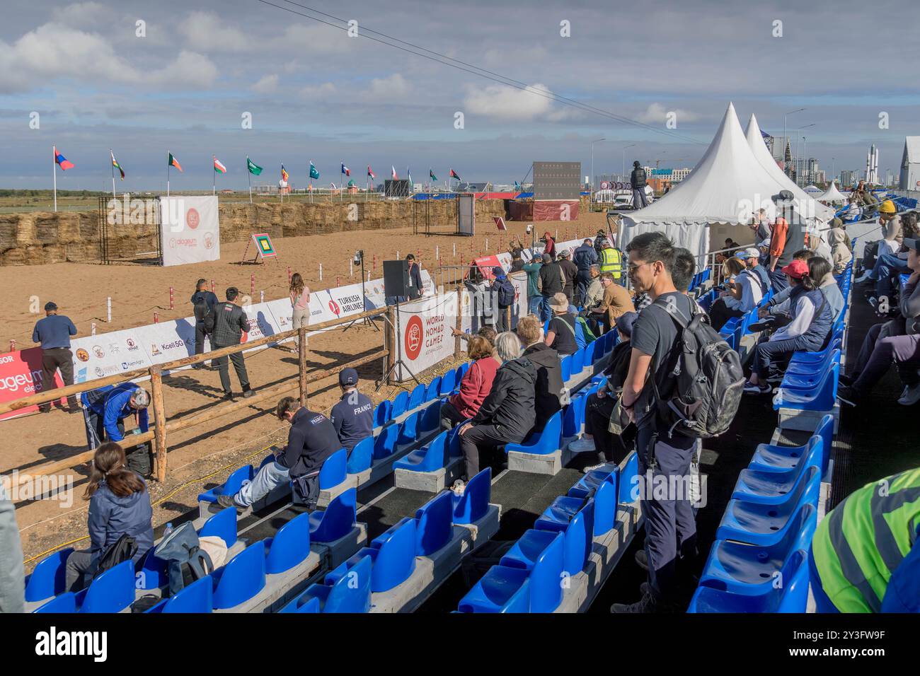 Gli spettatori, gli spettatori e i media che guardano la Zhamby ATU, una tradizionale competizione sportiva kazaka di tiro con l'arco, ai World Nomad Games di Astana, Kazakistan Foto Stock