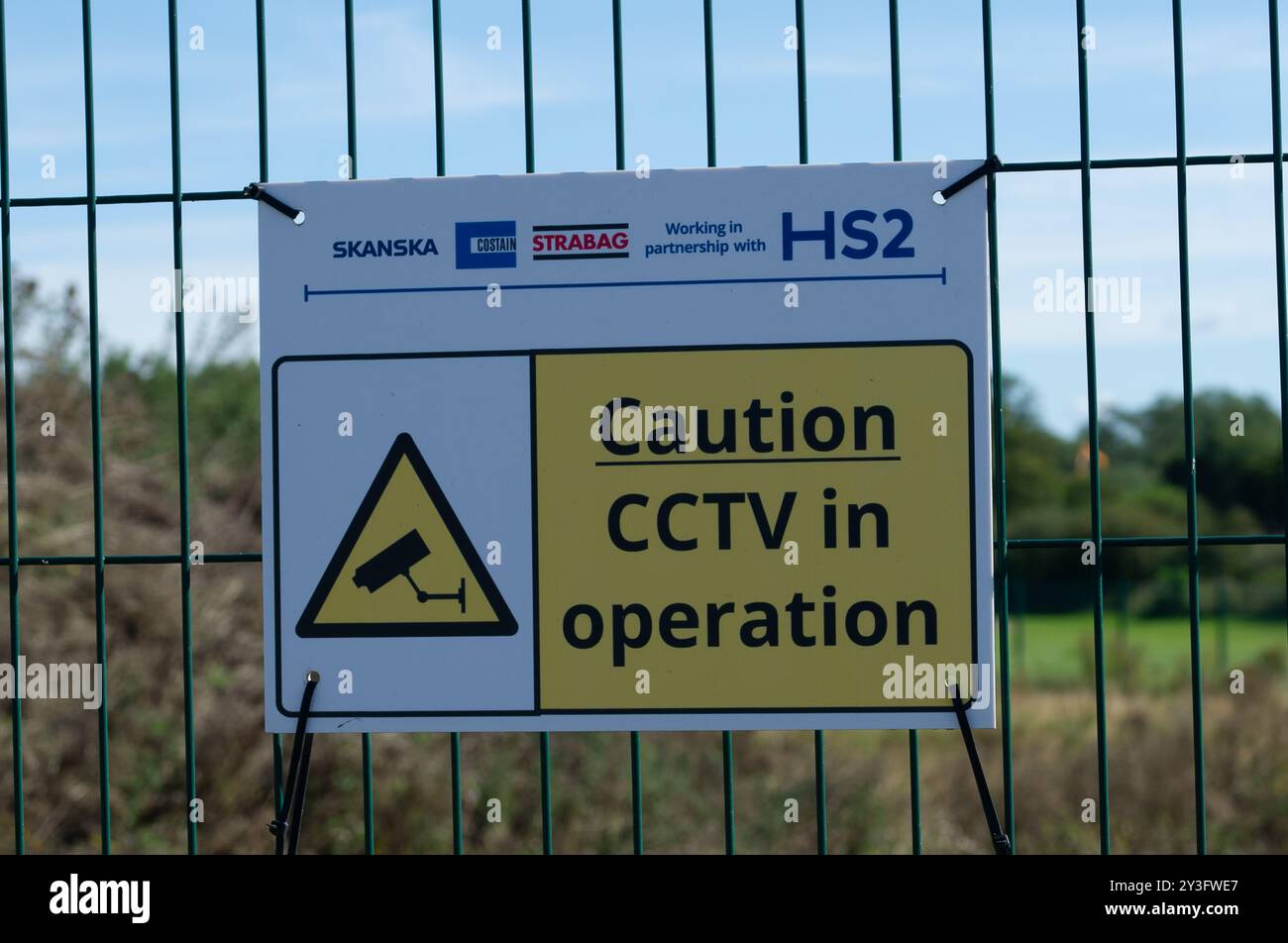 Harefield, Regno Unito. 13 settembre 2024. Un cartello di attenzione CCTV in funzione presso un cantiere HS2 High Speed Rail di Harefield. BBC One's Panorama, HS2: The Railway That Blow Billions, sarà in onda alle 20:00 di lunedì 16 settembre. Crediti: Maureen McLean/Alamy Live News Foto Stock