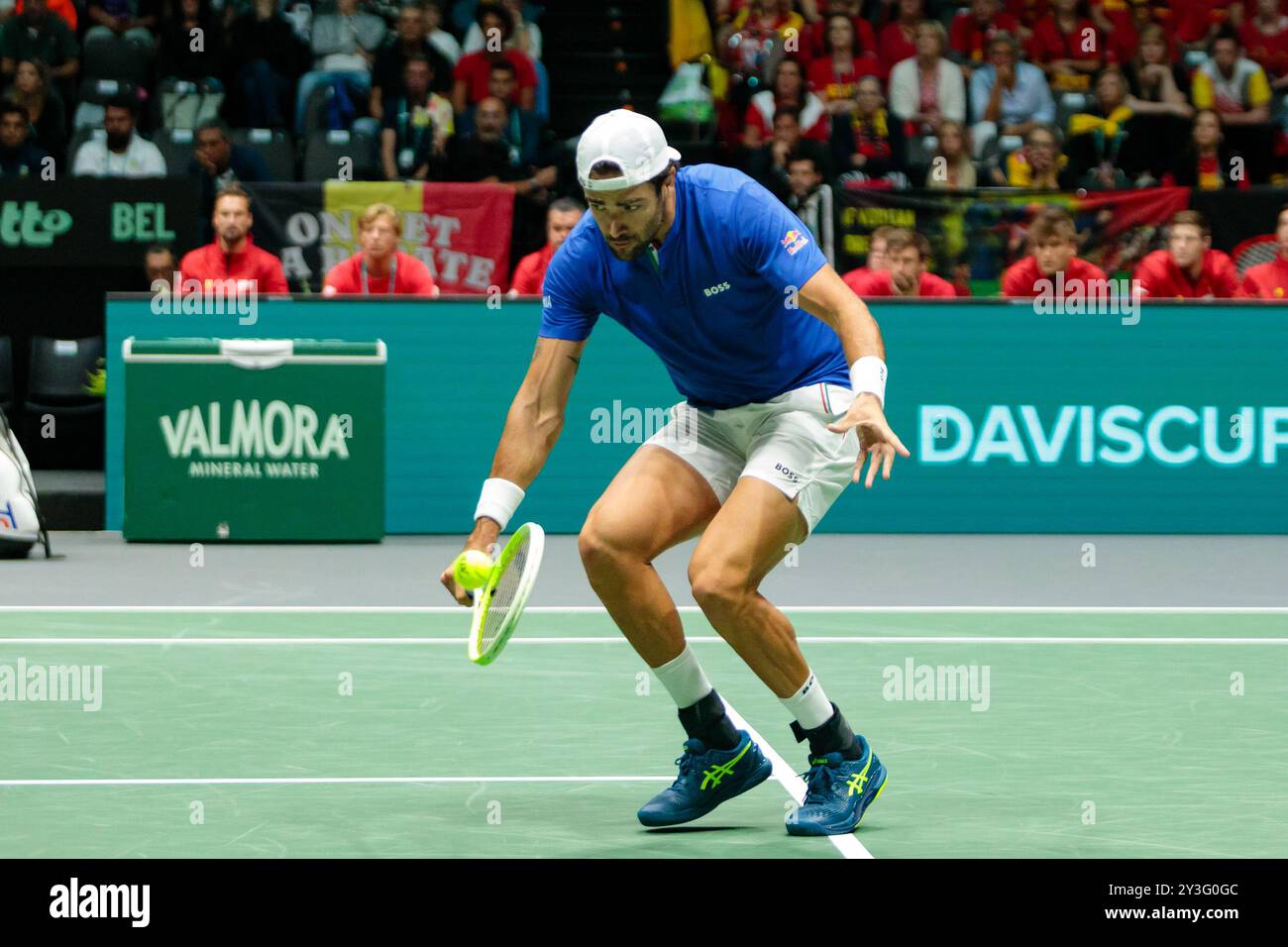 Bologna, Italia. 13 settembre 2024. Matteo Berrettini in azione contro il belga Alexander Blockx durante la fase a gironi delle finali di Coppa Davis 2024 Bologna tra Italia e Belgio all'Unipol Arena il 13 settembre 2024 a Bologna. Crediti: Massimiliano Donati/Alamy Live News Foto Stock