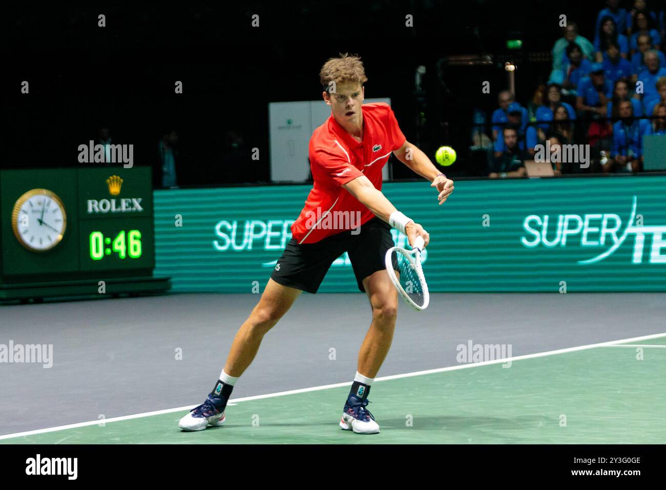 Bologna, Italia. 13 settembre 2024. Alexander Blockx del Belgio in azione contro Matteo Berrettini dell'Italia durante la fase a gironi delle finali di Coppa Davis 2024 Bologna tra Italia e Belgio all'Unipol Arena il 13 settembre 2024 a Bologna. Crediti: Massimiliano Donati/Alamy Live News Foto Stock