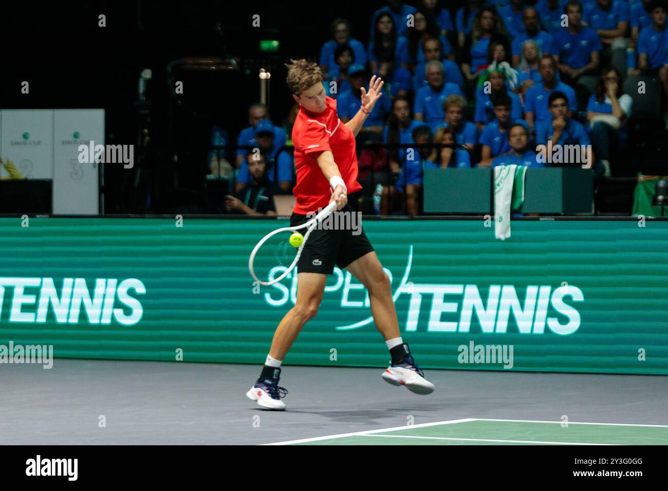Bologna, Italia. 13 settembre 2024. Alexander Blockx del Belgio in azione contro Matteo Berrettini dell'Italia durante la fase a gironi delle finali di Coppa Davis 2024 Bologna tra Italia e Belgio all'Unipol Arena il 13 settembre 2024 a Bologna. Crediti: Massimiliano Donati/Alamy Live News Foto Stock