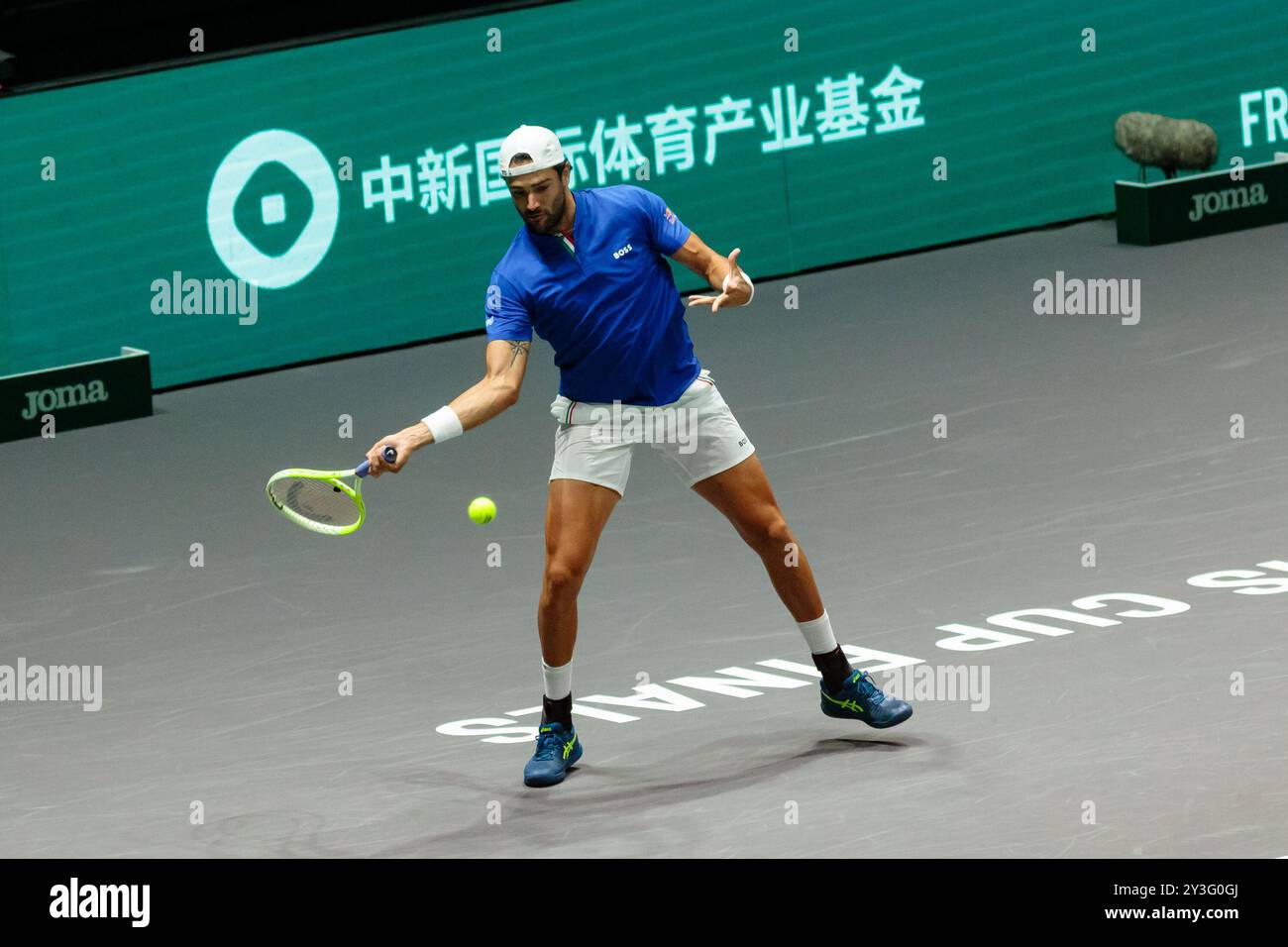 Bologna, Italia. 13 settembre 2024. Matteo Berrettini in azione contro il belga Alexander Blockx durante la fase a gironi delle finali di Coppa Davis 2024 Bologna tra Italia e Belgio all'Unipol Arena il 13 settembre 2024 a Bologna. Crediti: Massimiliano Donati/Alamy Live News Foto Stock