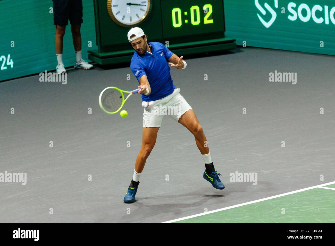 Bologna, Italia. 13 settembre 2024. Matteo Berrettini in azione contro il belga Alexander Blockx durante la fase a gironi delle finali di Coppa Davis 2024 Bologna tra Italia e Belgio all'Unipol Arena il 13 settembre 2024 a Bologna. Crediti: Massimiliano Donati/Alamy Live News Foto Stock