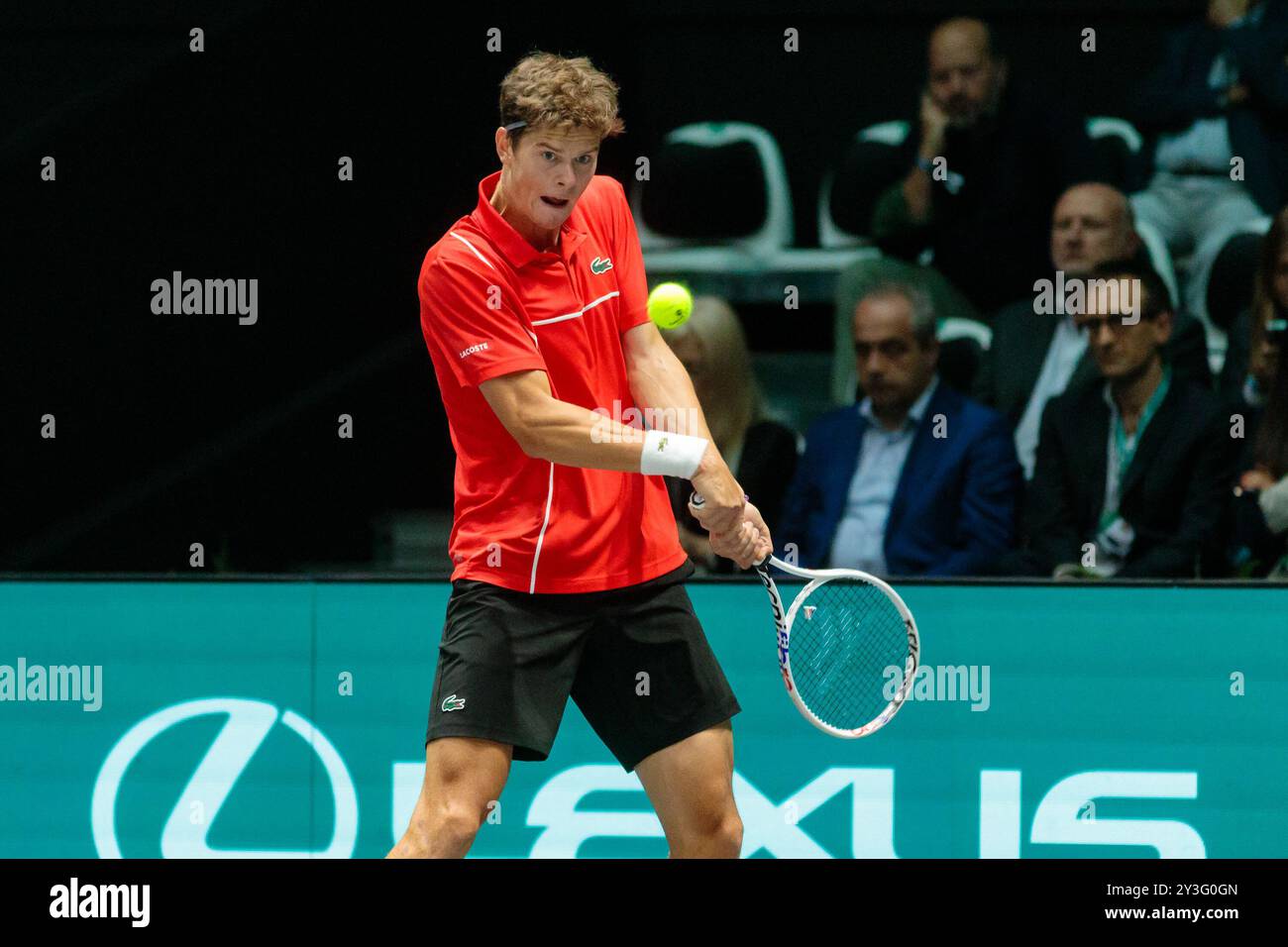 Bologna, Italia. 13 settembre 2024. Alexander Blockx del Belgio in azione contro Matteo Berrettini dell'Italia durante la fase a gironi delle finali di Coppa Davis 2024 Bologna tra Italia e Belgio all'Unipol Arena il 13 settembre 2024 a Bologna. Crediti: Massimiliano Donati/Alamy Live News Foto Stock