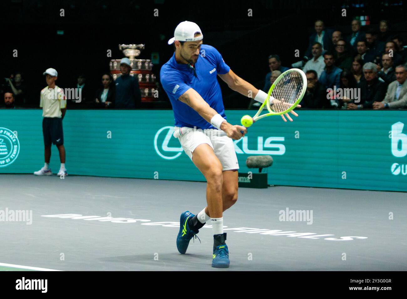 Bologna, Italia. 13 settembre 2024. Matteo Berrettini in azione contro il belga Alexander Blockx durante la fase a gironi delle finali di Coppa Davis 2024 Bologna tra Italia e Belgio all'Unipol Arena il 13 settembre 2024 a Bologna. Crediti: Massimiliano Donati/Alamy Live News Foto Stock