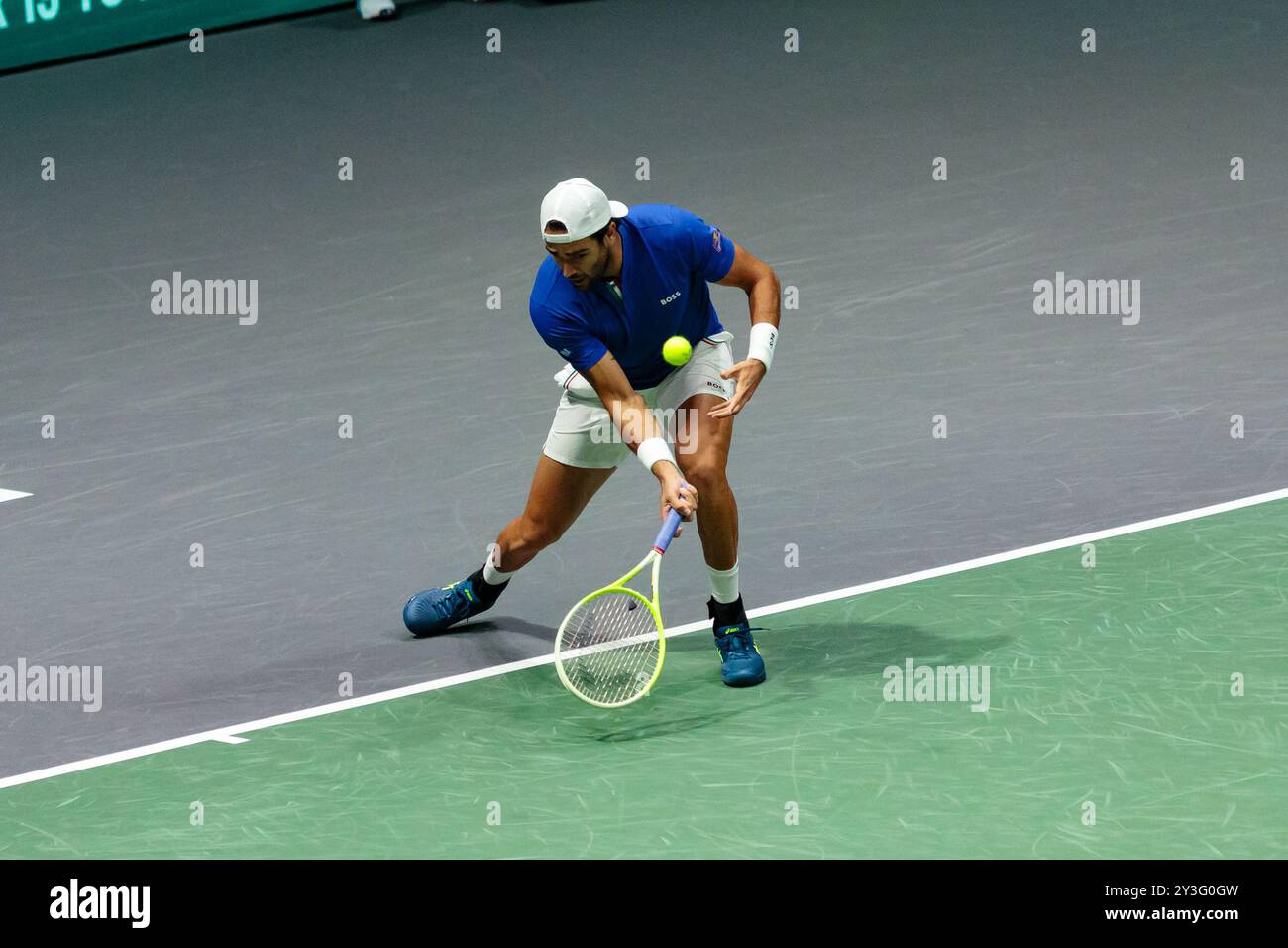 Bologna, Italia. 13 settembre 2024. Matteo Berrettini in azione contro il belga Alexander Blockx durante la fase a gironi delle finali di Coppa Davis 2024 Bologna tra Italia e Belgio all'Unipol Arena il 13 settembre 2024 a Bologna. Crediti: Massimiliano Donati/Alamy Live News Foto Stock
