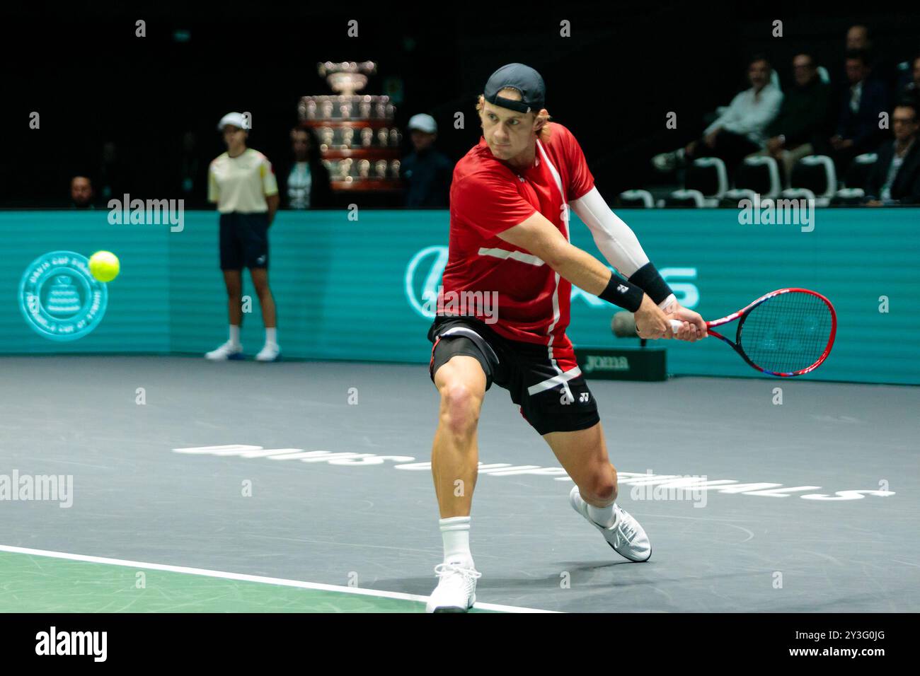 Bologna, Italia. 13 settembre 2024. ZIZOU Bergs del Belgio in azione contro Flavio Cobolli dell'Italia durante la fase a gironi delle finali di Coppa Davis 2024 Bologna tra Italia e Belgio all'Unipol Arena il 13 settembre 2024 a Bologna. Crediti: Massimiliano Donati/Alamy Live News Foto Stock