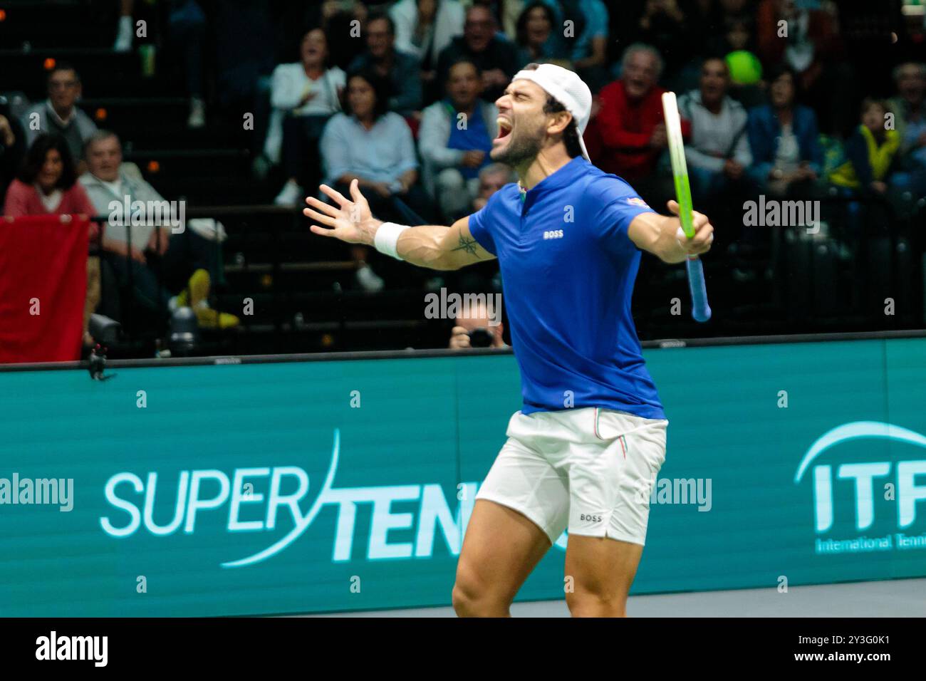 Bologna, Italia. 13 settembre 2024. Matteo Berrettini celebra la sua vittoria contro il belga Alexander Blockx durante la fase a gironi delle finali di Coppa Davis 2024 a Bologna tra Italia e Belgio all'Unipol Arena il 13 settembre 2024 a Bologna. Crediti: Massimiliano Donati/Alamy Live News Foto Stock