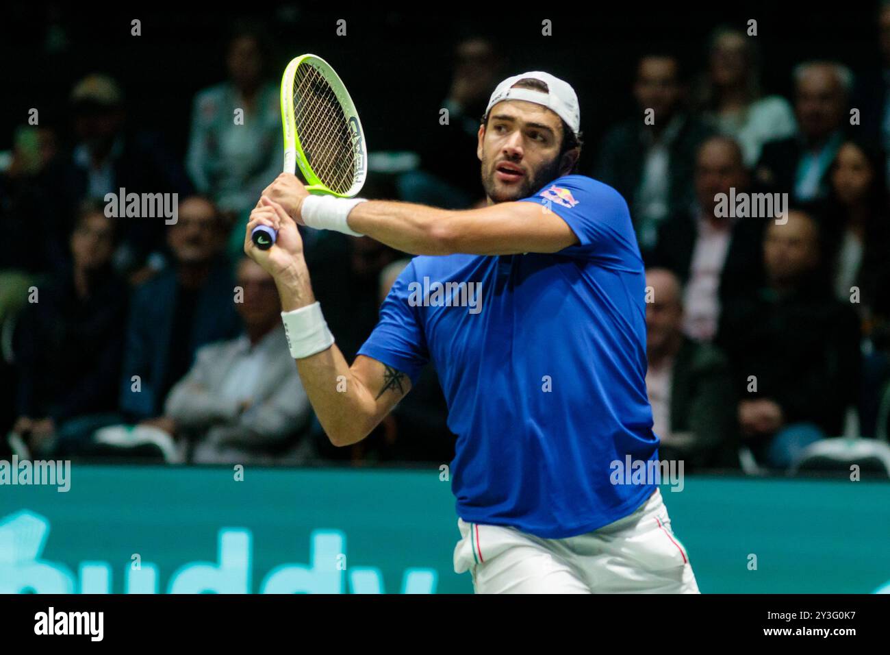 Bologna, Italia. 13 settembre 2024. Matteo Berrettini in azione contro il belga Alexander Blockx durante la fase a gironi delle finali di Coppa Davis 2024 Bologna tra Italia e Belgio all'Unipol Arena il 13 settembre 2024 a Bologna. Crediti: Massimiliano Donati/Alamy Live News Foto Stock