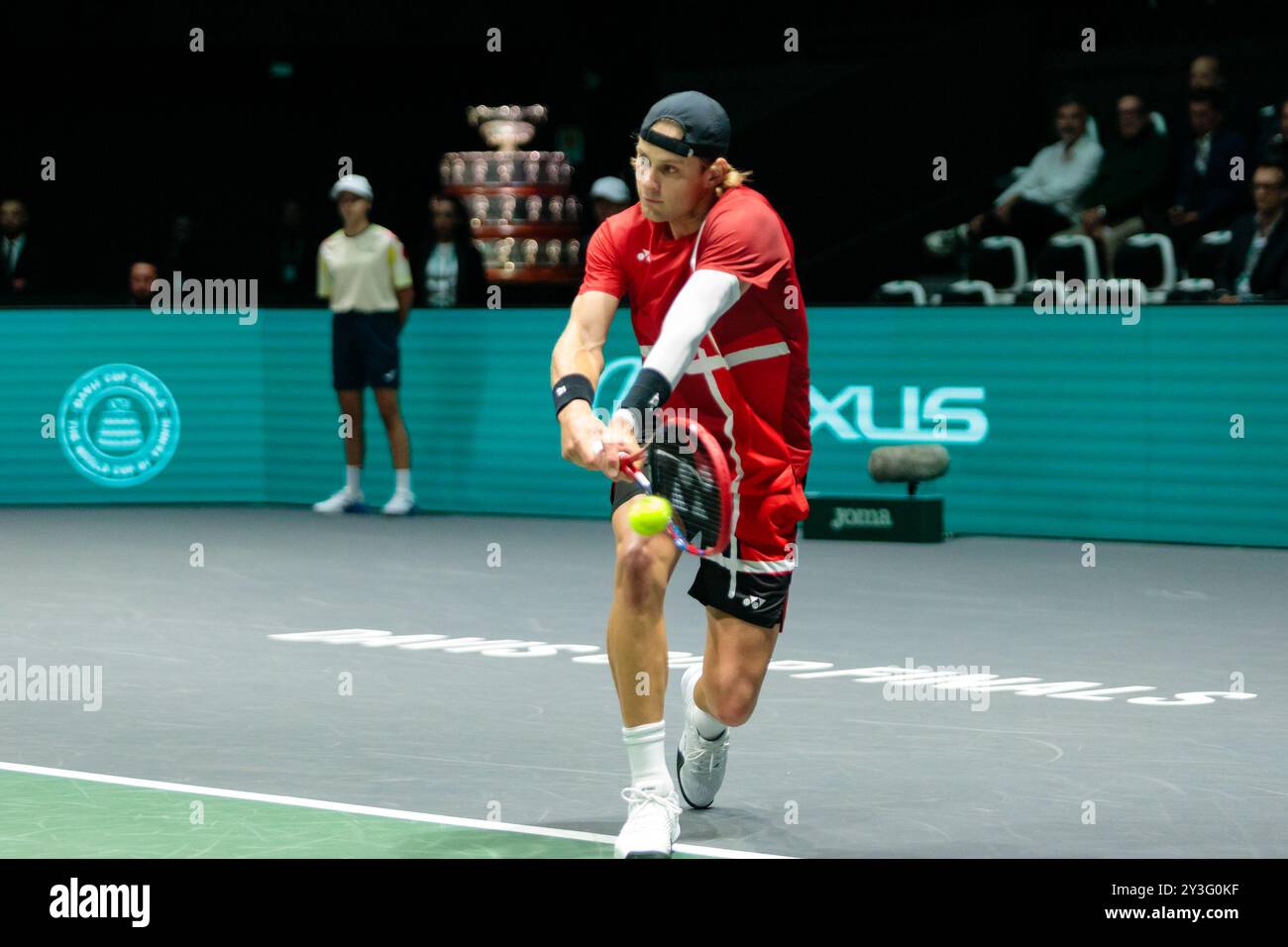 Bologna, Italia. 13 settembre 2024. ZIZOU Bergs del Belgio in azione contro Flavio Cobolli dell'Italia durante la fase a gironi delle finali di Coppa Davis 2024 Bologna tra Italia e Belgio all'Unipol Arena il 13 settembre 2024 a Bologna. Crediti: Massimiliano Donati/Alamy Live News Foto Stock