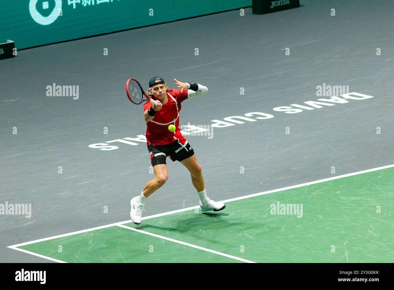 Bologna, Italia. 13 settembre 2024. ZIZOU Bergs del Belgio in azione contro Flavio Cobolli dell'Italia durante la fase a gironi delle finali di Coppa Davis 2024 Bologna tra Italia e Belgio all'Unipol Arena il 13 settembre 2024 a Bologna. Crediti: Massimiliano Donati/Alamy Live News Foto Stock