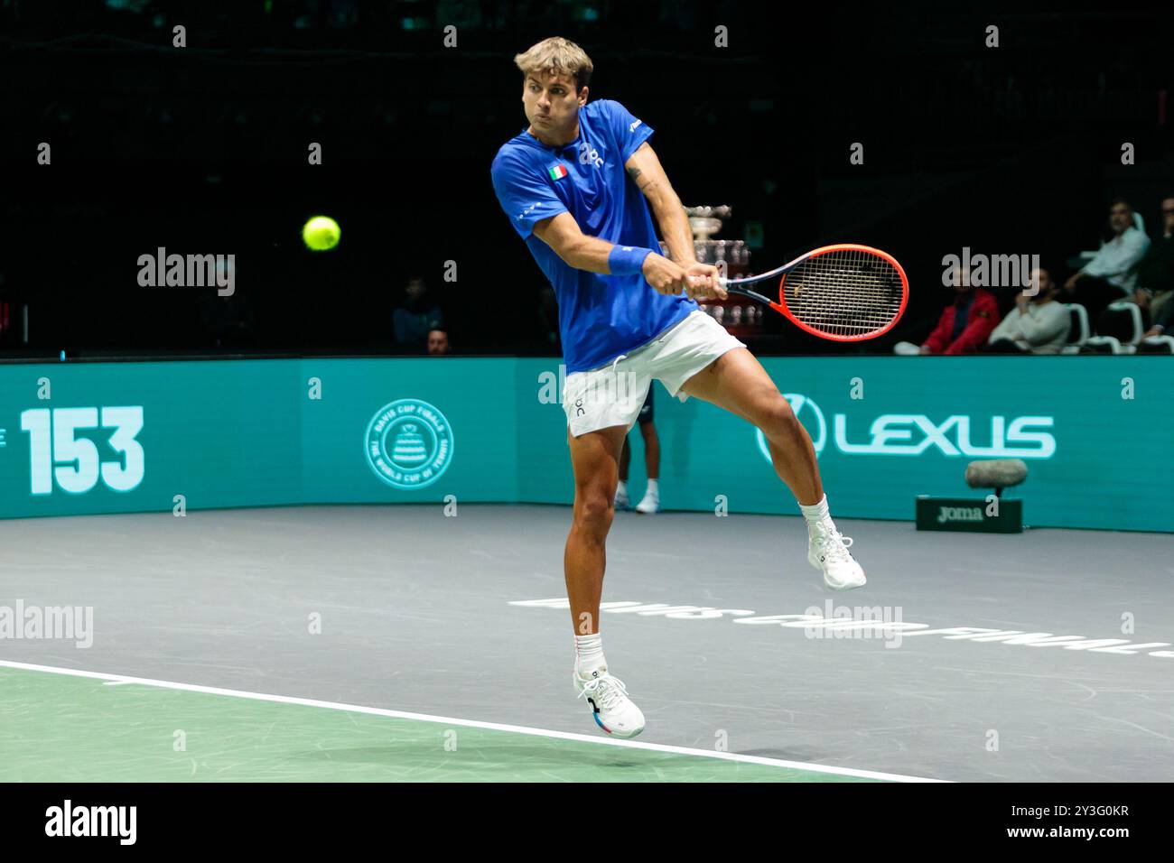 Bologna, Italia. 13 settembre 2024. Flavio Cobolli in azione contro Zizou Bergs del Belgio durante la partita a gironi delle finali di Coppa Davis 2024 Bologna tra Italia e Belgio all'Unipol Arena il 13 settembre 2024 a Bologna. Crediti: Massimiliano Donati/Alamy Live News Foto Stock