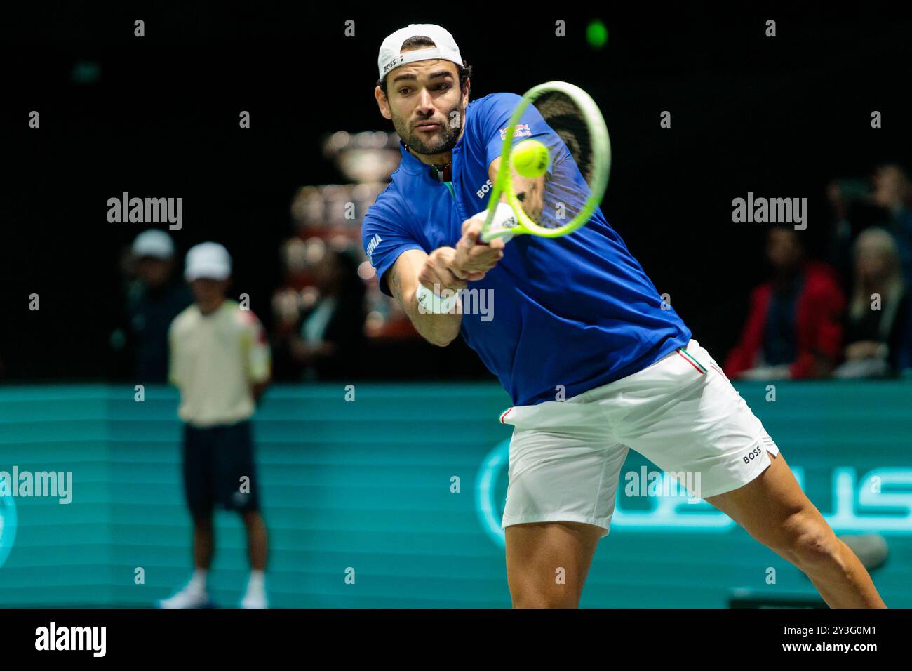 Bologna, Italia. 13 settembre 2024. Matteo Berrettini in azione contro il belga Alexander Blockx durante la fase a gironi delle finali di Coppa Davis 2024 Bologna tra Italia e Belgio all'Unipol Arena il 13 settembre 2024 a Bologna. Crediti: Massimiliano Donati/Alamy Live News Foto Stock