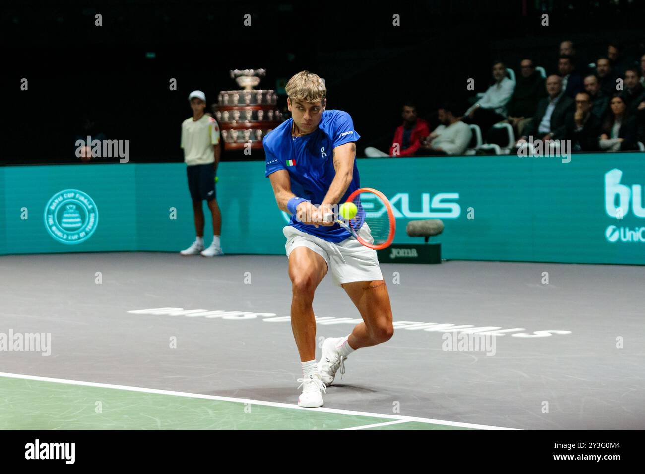 Bologna, Italia. 13 settembre 2024. Flavio Cobolli in azione contro Zizou Bergs del Belgio durante la partita a gironi delle finali di Coppa Davis 2024 Bologna tra Italia e Belgio all'Unipol Arena il 13 settembre 2024 a Bologna. Crediti: Massimiliano Donati/Alamy Live News Foto Stock