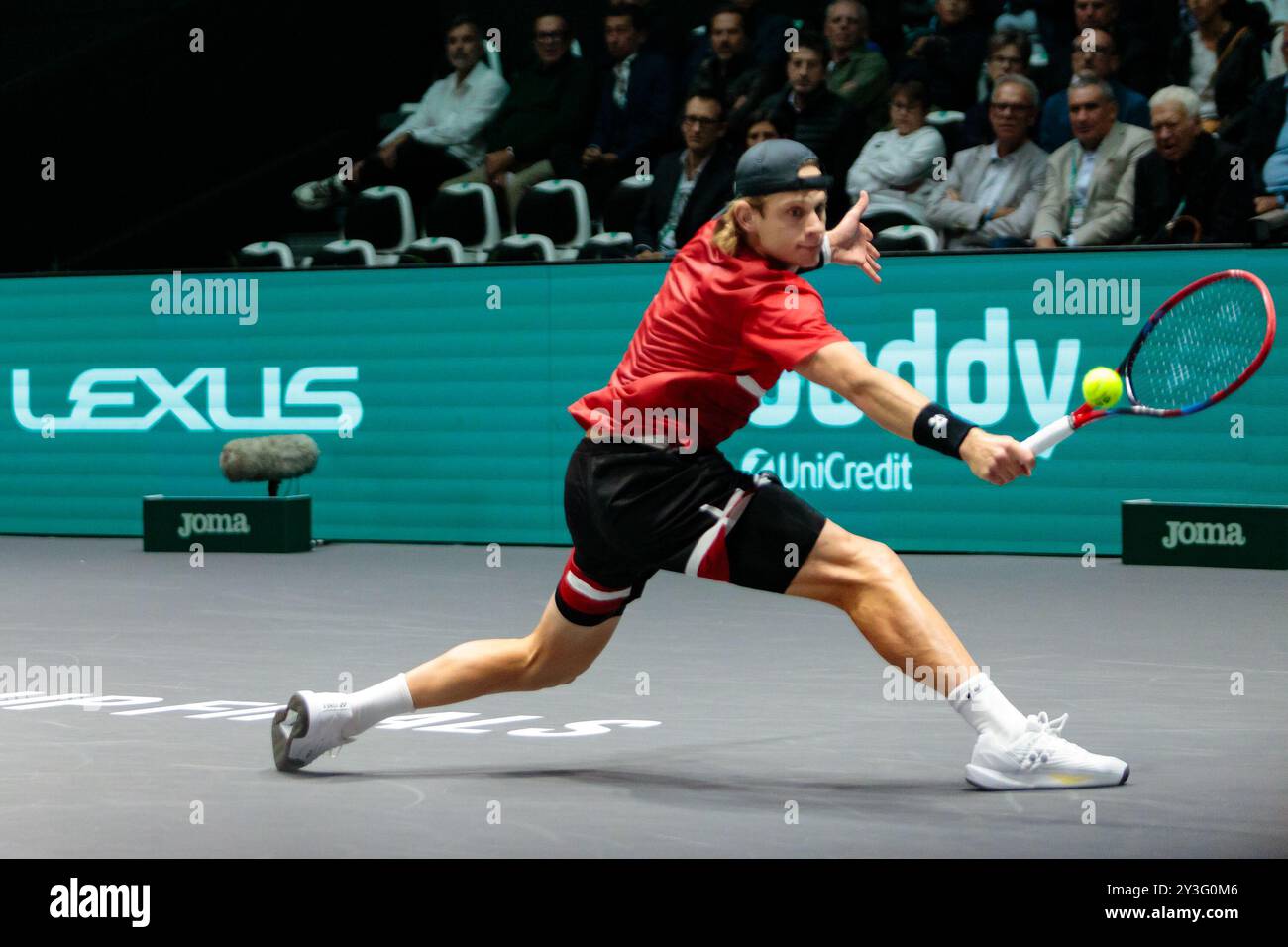 Bologna, Italia. 13 settembre 2024. ZIZOU Bergs del Belgio in azione contro Flavio Cobolli dell'Italia durante la fase a gironi delle finali di Coppa Davis 2024 Bologna tra Italia e Belgio all'Unipol Arena il 13 settembre 2024 a Bologna. Crediti: Massimiliano Donati/Alamy Live News Foto Stock