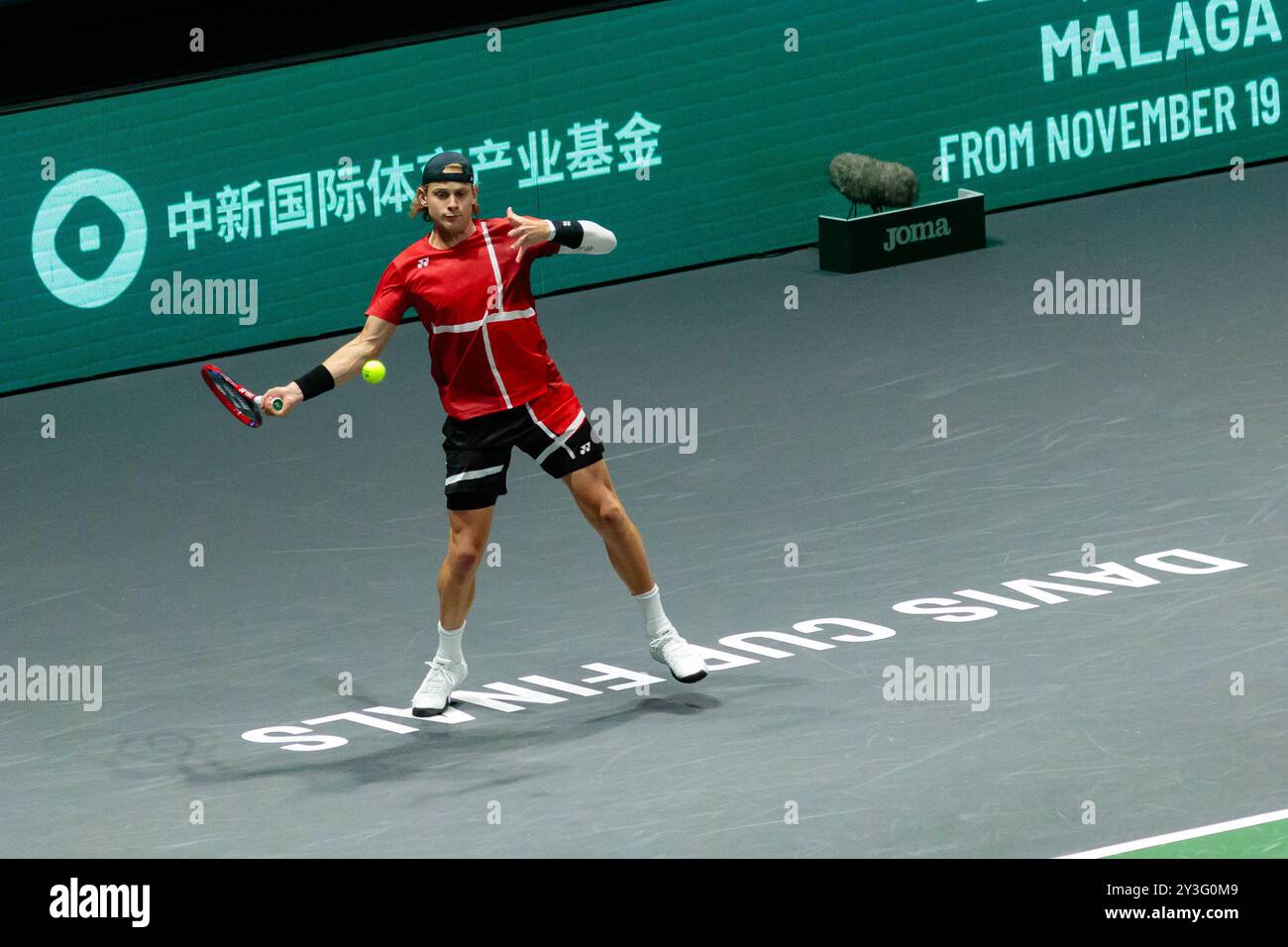 Bologna, Italia. 13 settembre 2024. ZIZOU Bergs del Belgio in azione contro Flavio Cobolli dell'Italia durante la fase a gironi delle finali di Coppa Davis 2024 Bologna tra Italia e Belgio all'Unipol Arena il 13 settembre 2024 a Bologna. Crediti: Massimiliano Donati/Alamy Live News Foto Stock