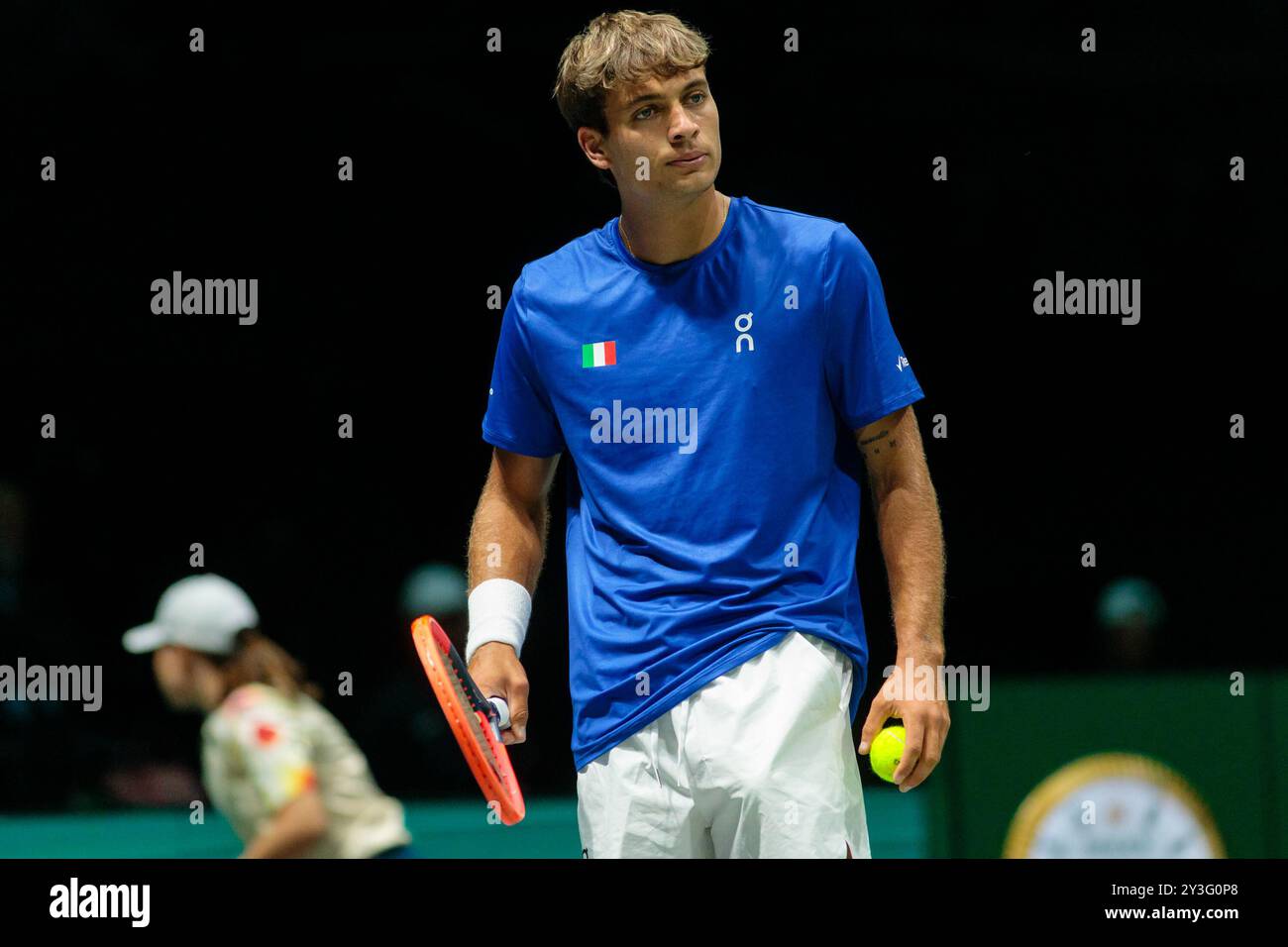 Bologna, Italia. 13 settembre 2024. Flavio Cobolli in azione contro Zizou Bergs del Belgio durante la partita a gironi delle finali di Coppa Davis 2024 Bologna tra Italia e Belgio all'Unipol Arena il 13 settembre 2024 a Bologna. Crediti: Massimiliano Donati/Alamy Live News Foto Stock