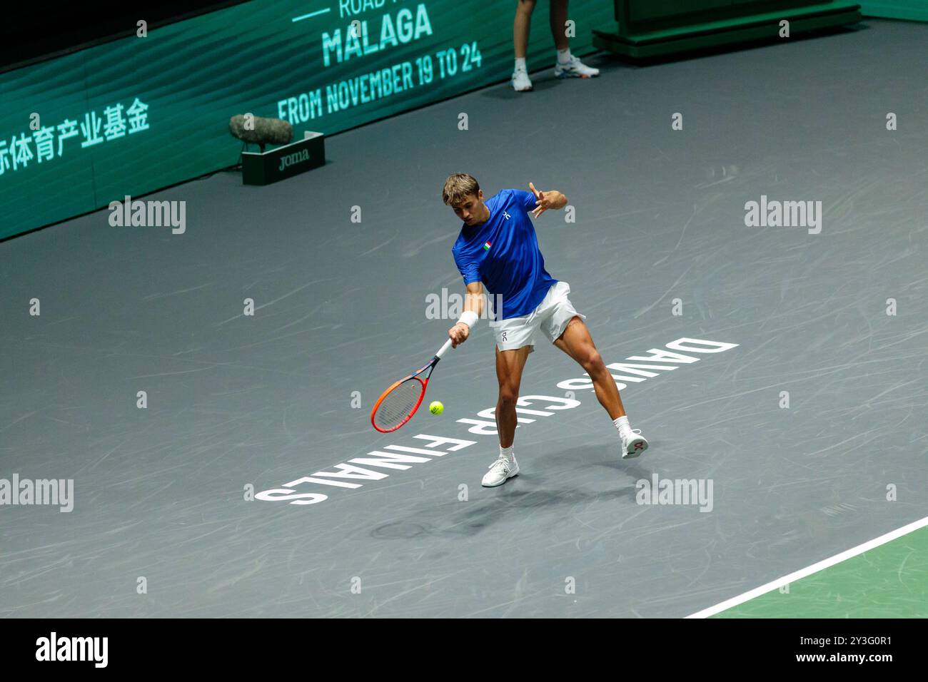 Bologna, Italia. 13 settembre 2024. Flavio Cobolli in azione contro Zizou Bergs del Belgio durante la partita a gironi delle finali di Coppa Davis 2024 Bologna tra Italia e Belgio all'Unipol Arena il 13 settembre 2024 a Bologna. Crediti: Massimiliano Donati/Alamy Live News Foto Stock