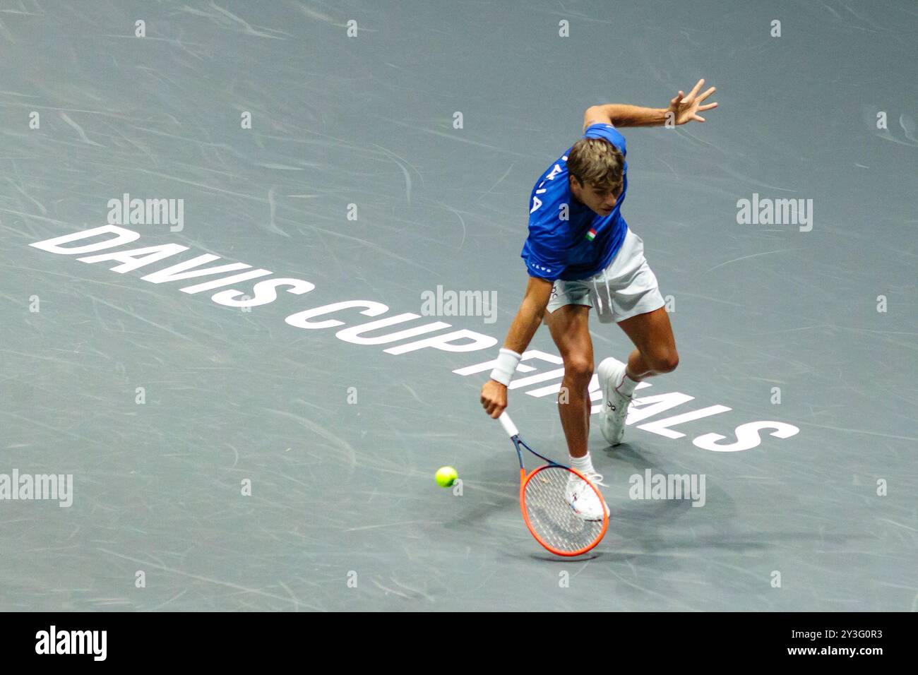 Bologna, Italia. 13 settembre 2024. Flavio Cobolli in azione contro Zizou Bergs del Belgio durante la partita a gironi delle finali di Coppa Davis 2024 Bologna tra Italia e Belgio all'Unipol Arena il 13 settembre 2024 a Bologna. Crediti: Massimiliano Donati/Alamy Live News Foto Stock