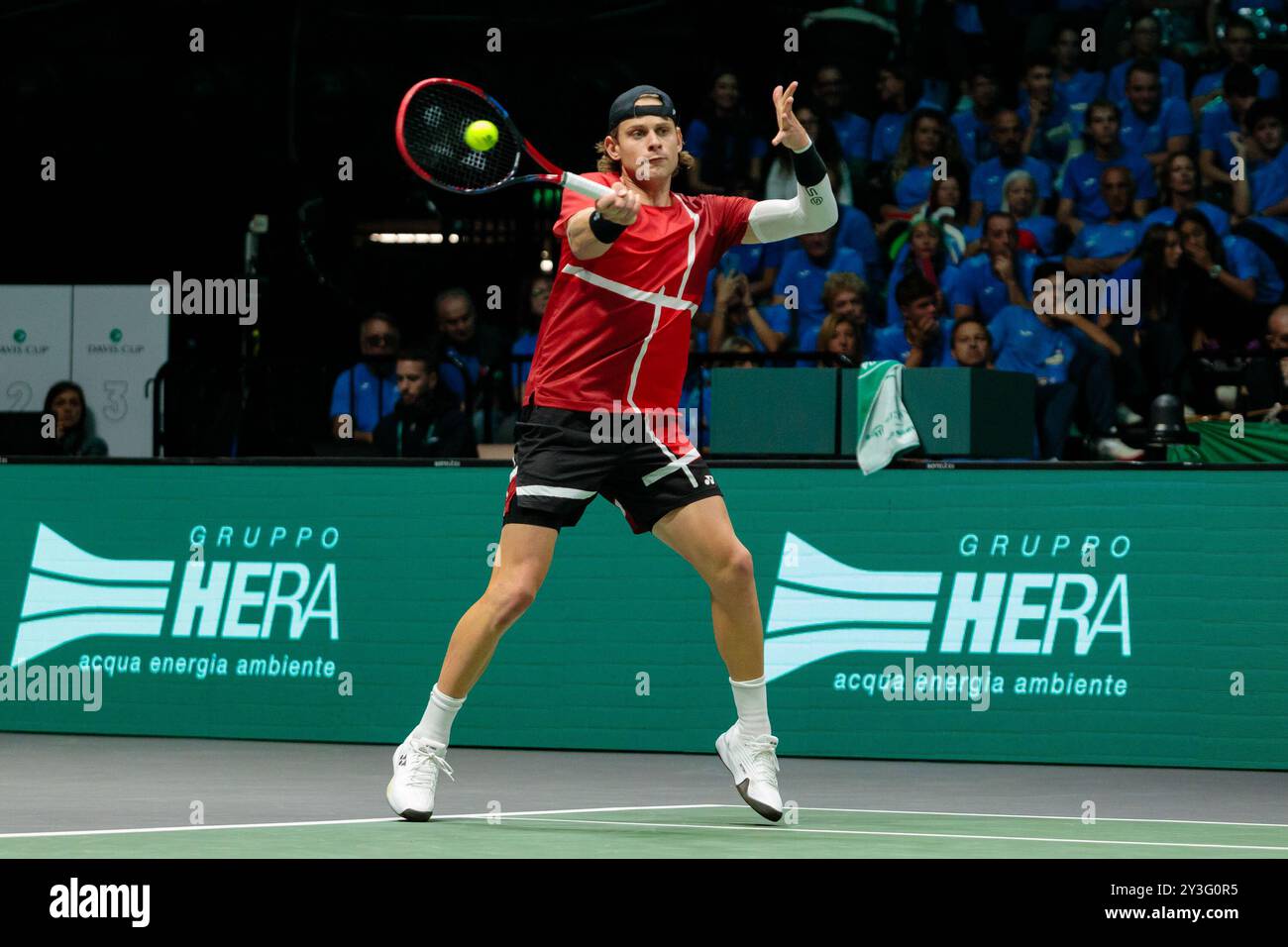 Bologna, Italia. 13 settembre 2024. ZIZOU Bergs del Belgio in azione contro Flavio Cobolli dell'Italia durante la fase a gironi delle finali di Coppa Davis 2024 Bologna tra Italia e Belgio all'Unipol Arena il 13 settembre 2024 a Bologna. Crediti: Massimiliano Donati/Alamy Live News Foto Stock