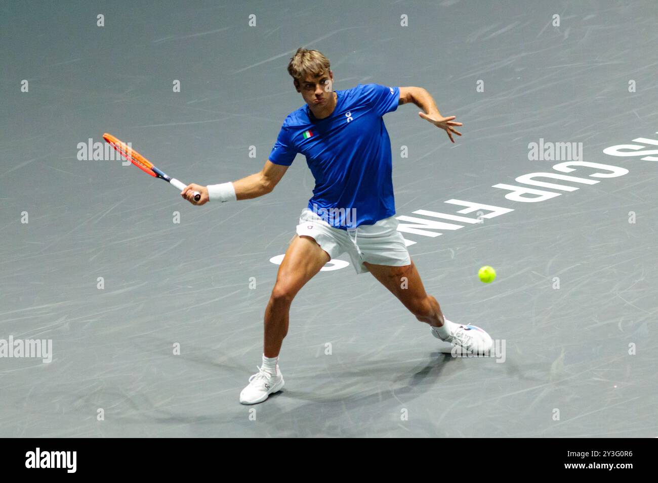 Bologna, Italia. 13 settembre 2024. Flavio Cobolli in azione contro Zizou Bergs del Belgio durante la partita a gironi delle finali di Coppa Davis 2024 Bologna tra Italia e Belgio all'Unipol Arena il 13 settembre 2024 a Bologna. Crediti: Massimiliano Donati/Alamy Live News Foto Stock