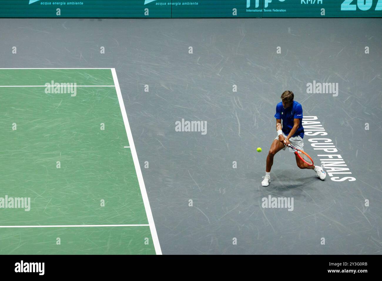 Bologna, Italia. 13 settembre 2024. Flavio Cobolli in azione contro Zizou Bergs del Belgio durante la partita a gironi delle finali di Coppa Davis 2024 Bologna tra Italia e Belgio all'Unipol Arena il 13 settembre 2024 a Bologna. Crediti: Massimiliano Donati/Alamy Live News Foto Stock