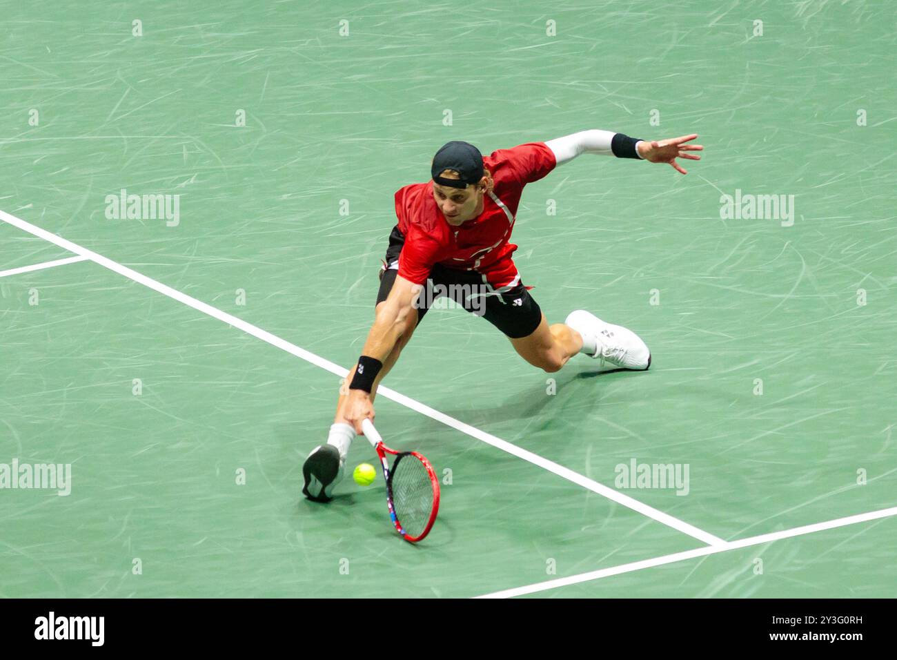 Bologna, Italia. 13 settembre 2024. ZIZOU Bergs del Belgio in azione contro Flavio Cobolli dell'Italia durante la fase a gironi delle finali di Coppa Davis 2024 Bologna tra Italia e Belgio all'Unipol Arena il 13 settembre 2024 a Bologna. Crediti: Massimiliano Donati/Alamy Live News Foto Stock
