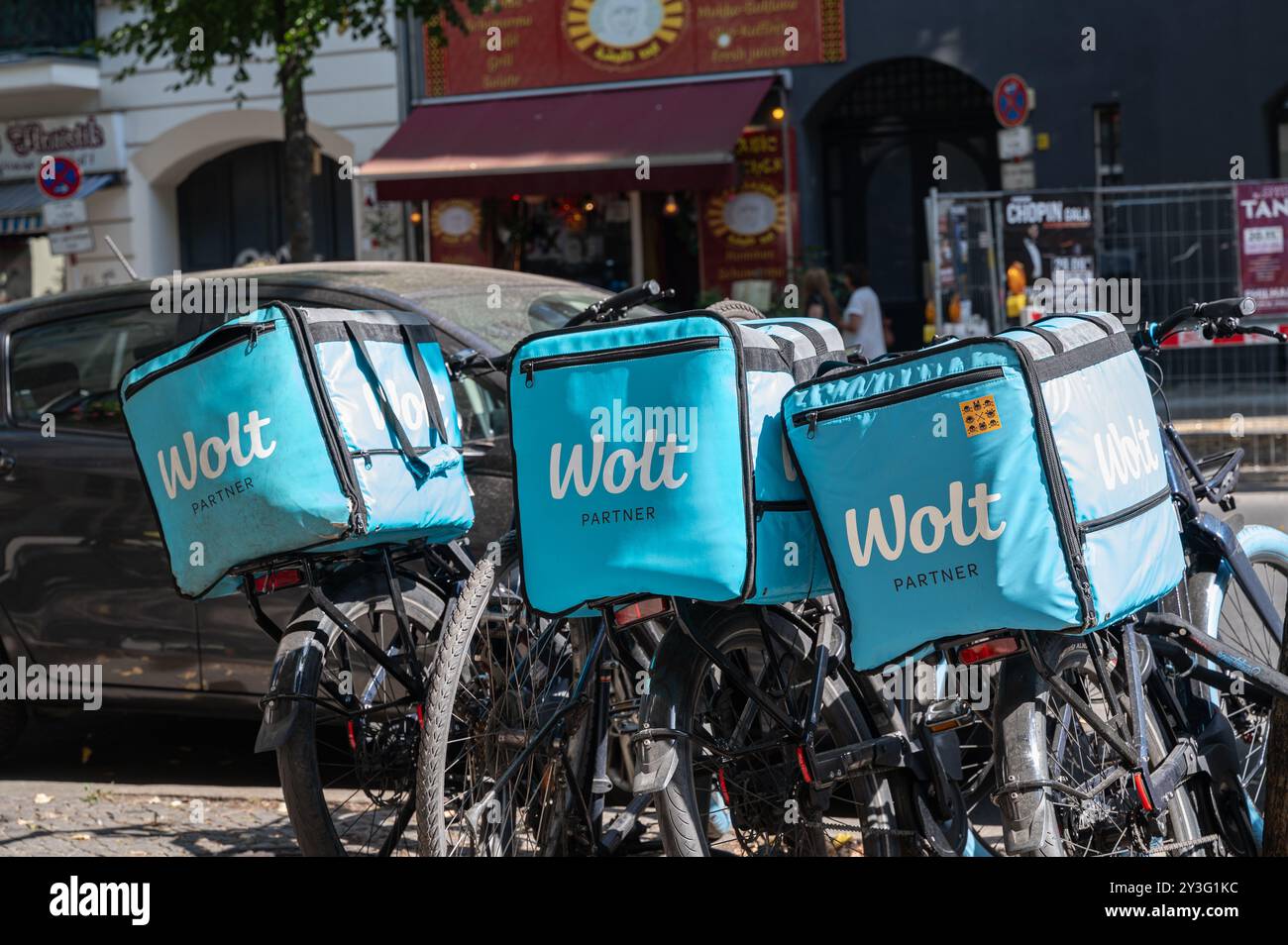 07.09.2024, Berlino, Germania, Europa - biciclette parcheggiate con termoscatole del servizio di consegna cibo Wolt a Berlino-Charlottenburg. Foto Stock