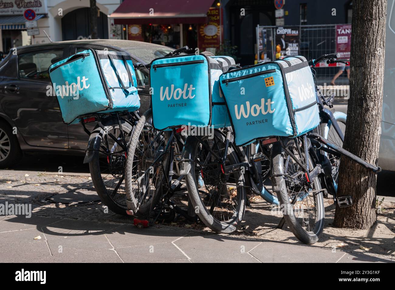 07.09.2024, Berlino, Germania, Europa - biciclette parcheggiate con termoscatole del servizio di consegna cibo Wolt a Berlino-Charlottenburg. Foto Stock