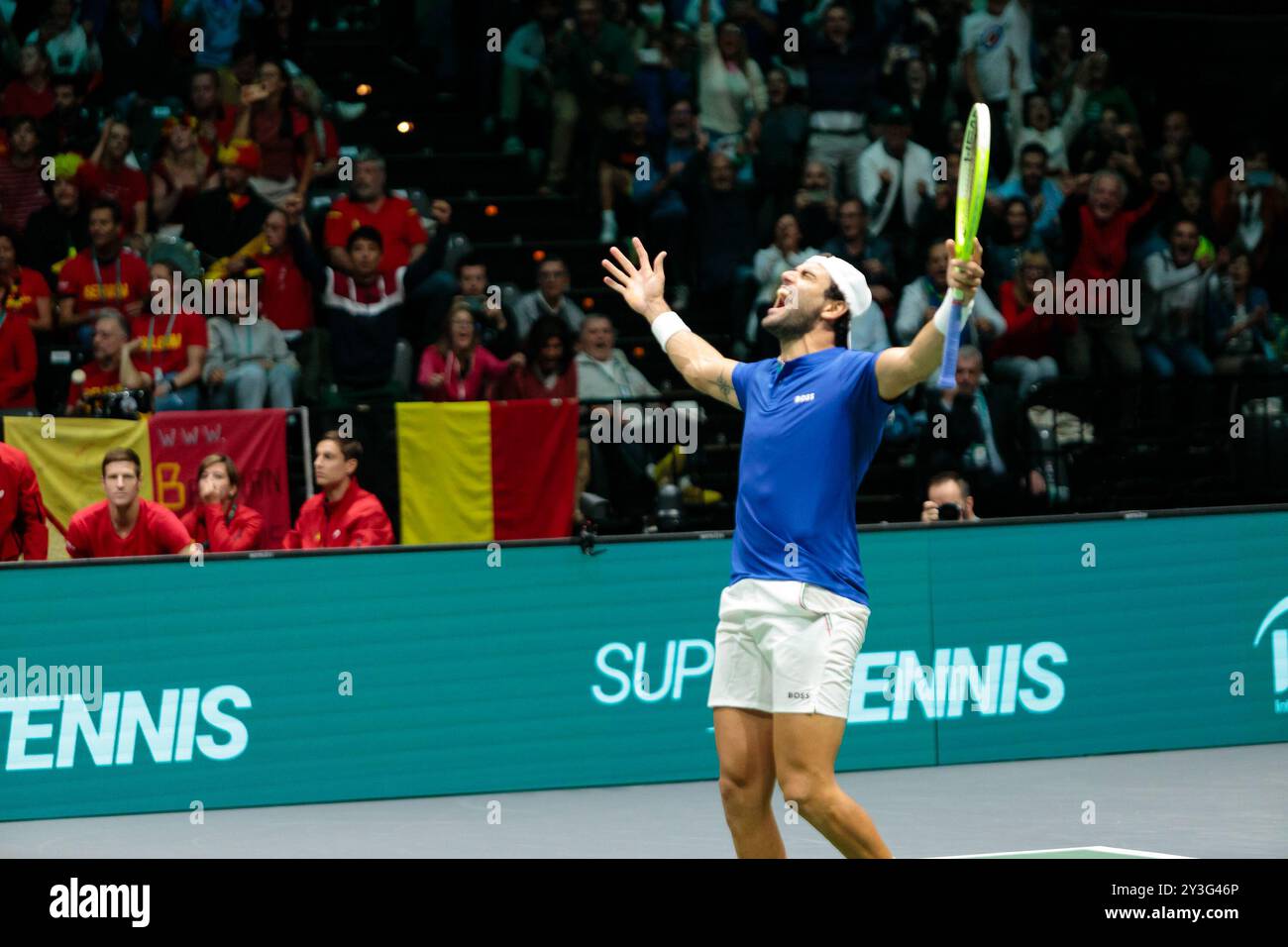 Bologna, Italia. 13 settembre 2024. Matteo Berrettini celebra la sua vittoria contro il belga Alexander Blockx durante la fase a gironi delle finali di Coppa Davis 2024 a Bologna tra Italia e Belgio all'Unipol Arena il 13 settembre 2024 a Bologna. Crediti: Massimiliano Donati/Alamy Live News Foto Stock
