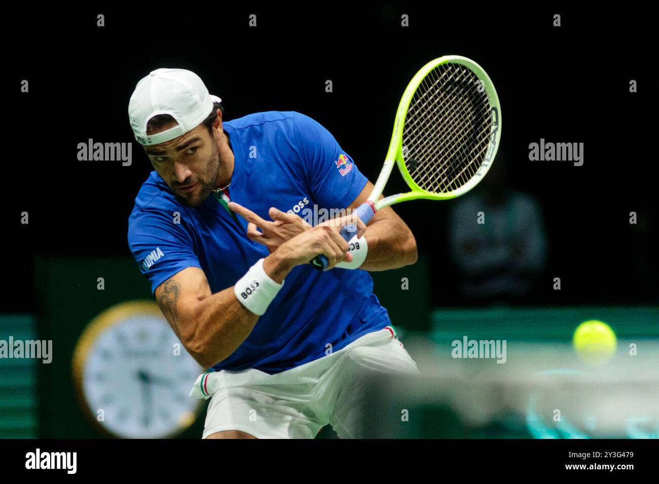 Bologna, Italia. 13 settembre 2024. Matteo Berrettini in azione contro il belga Alexander Blockx durante la fase a gironi delle finali di Coppa Davis 2024 Bologna tra Italia e Belgio all'Unipol Arena il 13 settembre 2024 a Bologna. Crediti: Massimiliano Donati/Alamy Live News Foto Stock
