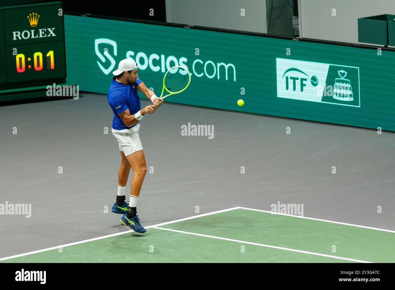 Bologna, Italia. 13 settembre 2024. Matteo Berrettini in azione contro il belga Alexander Blockx durante la fase a gironi delle finali di Coppa Davis 2024 Bologna tra Italia e Belgio all'Unipol Arena il 13 settembre 2024 a Bologna. Crediti: Massimiliano Donati/Alamy Live News Foto Stock