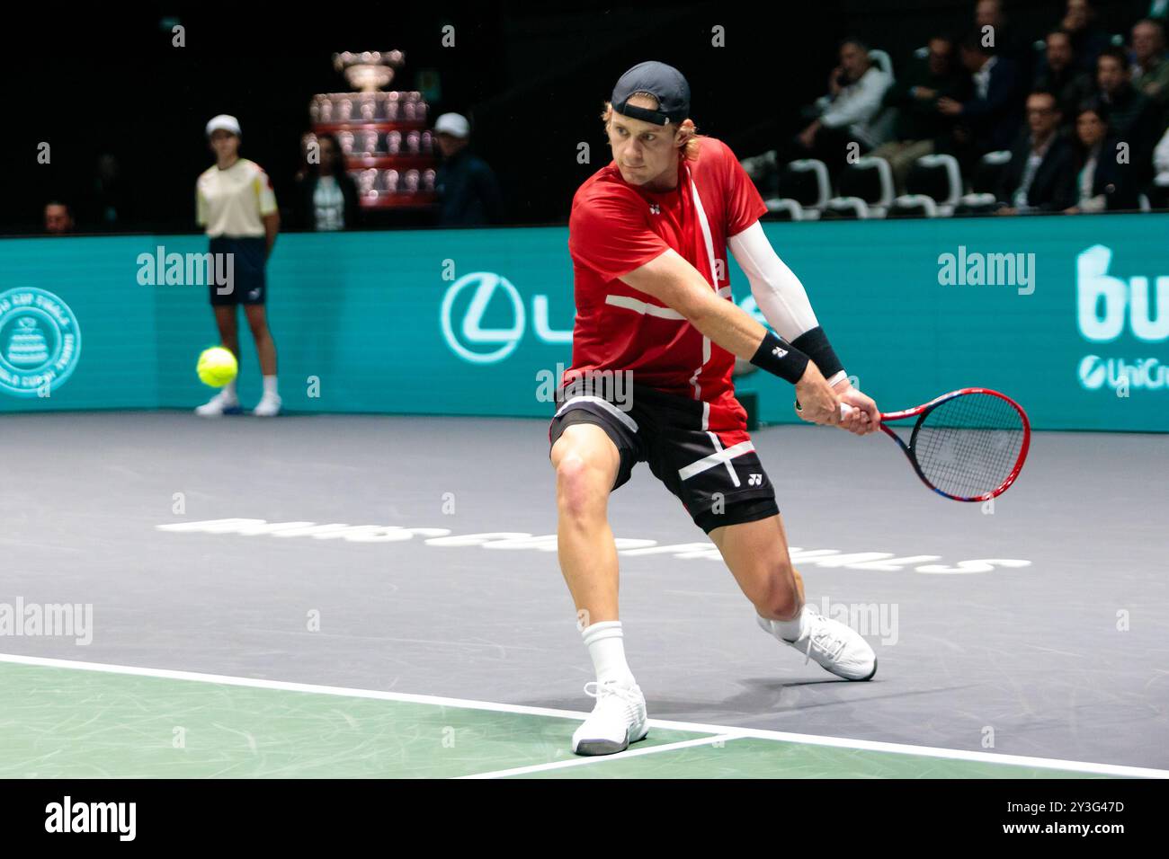Bologna, Italia. 13 settembre 2024. ZIZOU Bergs del Belgio in azione contro Flavio Cobolli dell'Italia durante la fase a gironi delle finali di Coppa Davis 2024 Bologna tra Italia e Belgio all'Unipol Arena il 13 settembre 2024 a Bologna. Crediti: Massimiliano Donati/Alamy Live News Foto Stock