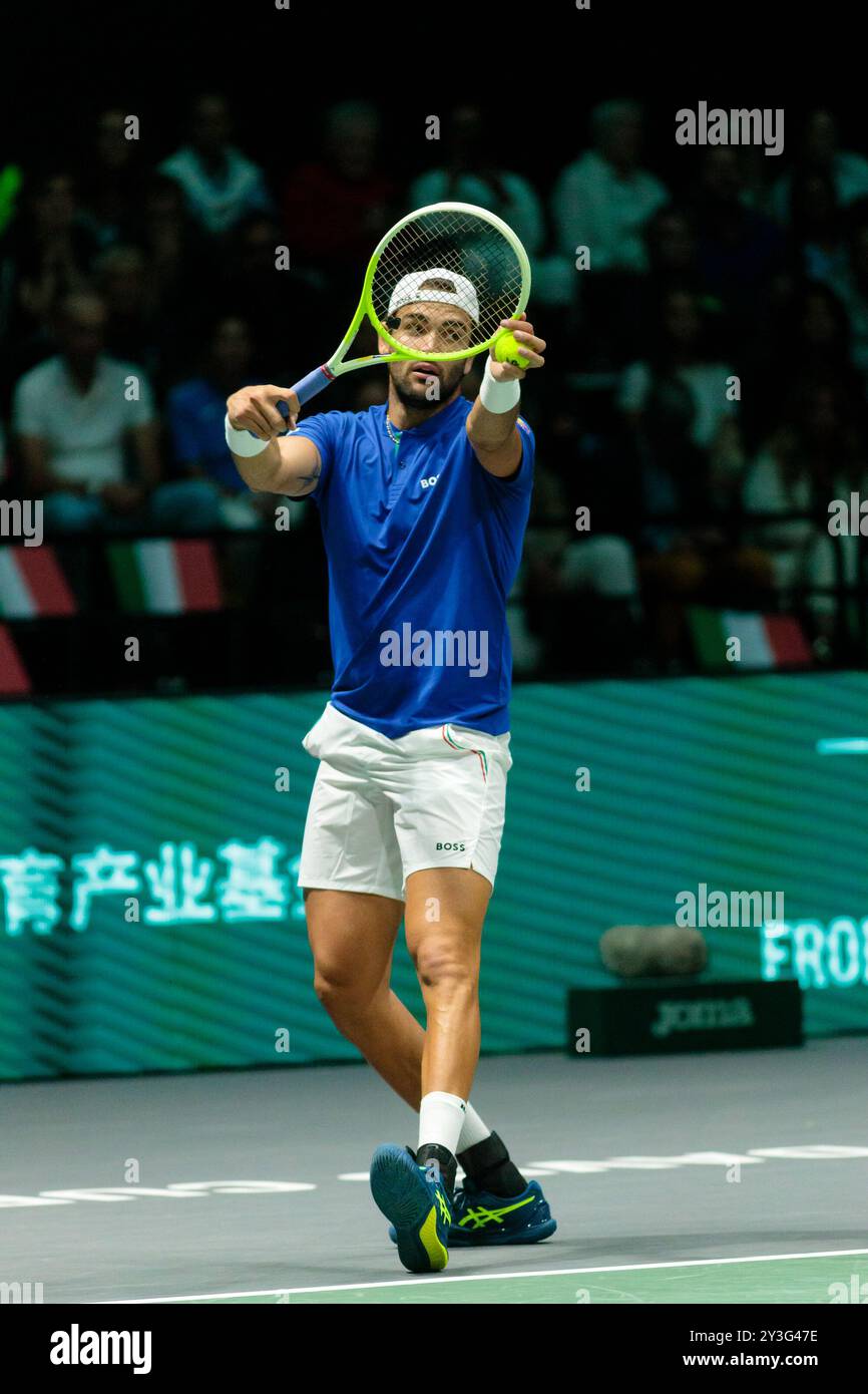 Bologna, Italia. 13 settembre 2024. Matteo Berrettini in azione contro il belga Alexander Blockx durante la fase a gironi delle finali di Coppa Davis 2024 Bologna tra Italia e Belgio all'Unipol Arena il 13 settembre 2024 a Bologna. Crediti: Massimiliano Donati/Alamy Live News Foto Stock